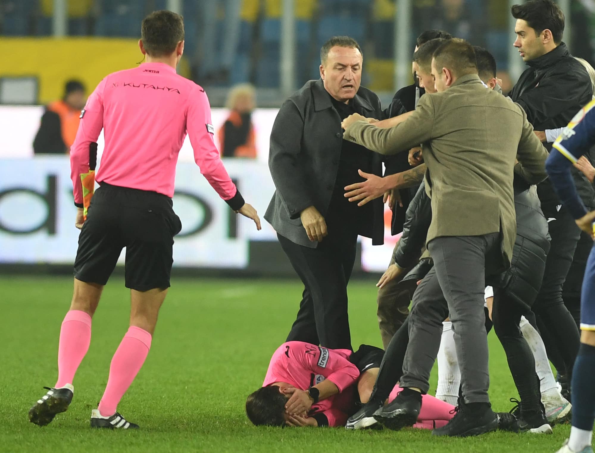 &Aacute;rbitro agredido por presidente do Ankarag&uuml;&ccedil;u relata amea&ccedil;a de morte do dirigente em hospital