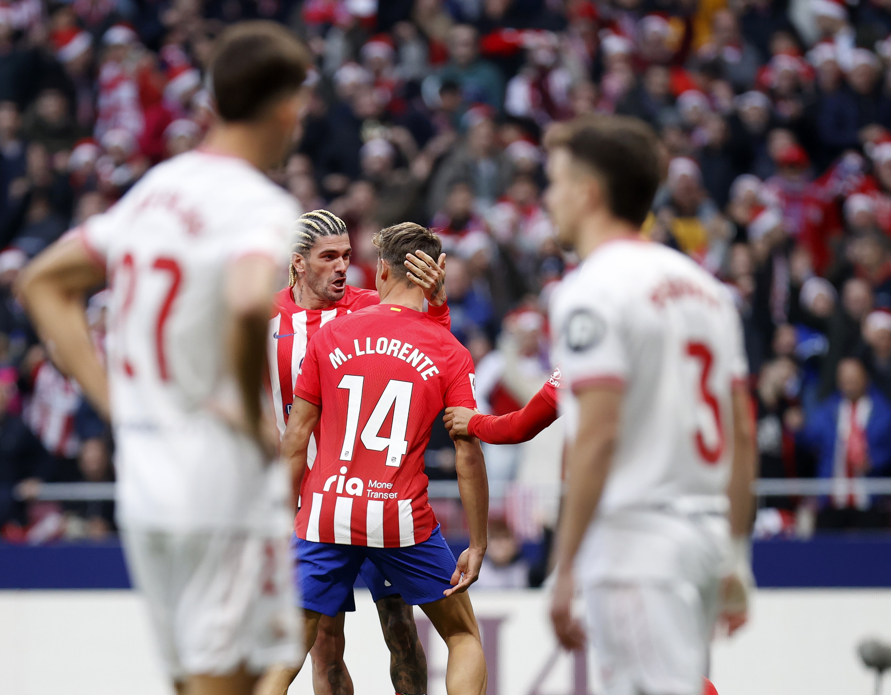 Com expuls&atilde;o rel&acirc;mpago de Soyuncu, Atl&eacute;tico de Madrid vence Sevilla e mant&eacute;m tabu