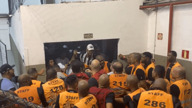 Elei&ccedil;&atilde;o do Santos tem confus&atilde;o generalizada ap&oacute;s tentativa de invas&atilde;o da torcida na Vila Belmiro