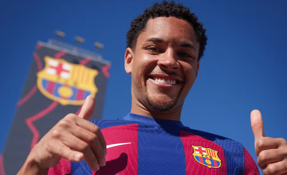 Cercado de expectativas, Vitor Roque chega ao Barcelona para aumentar legado brasileiro no clube