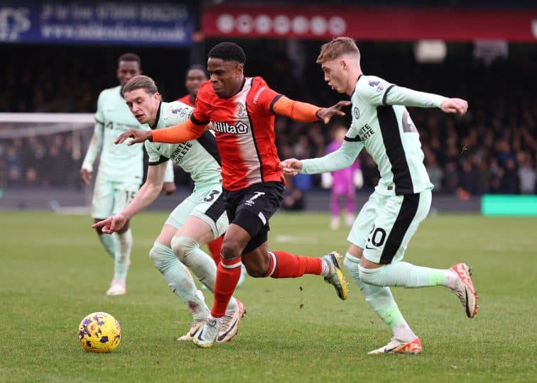 Com reta final alucinante, Luton quase busca reação improvável, mas Chelsea se segura para fechar 2023 com vitória