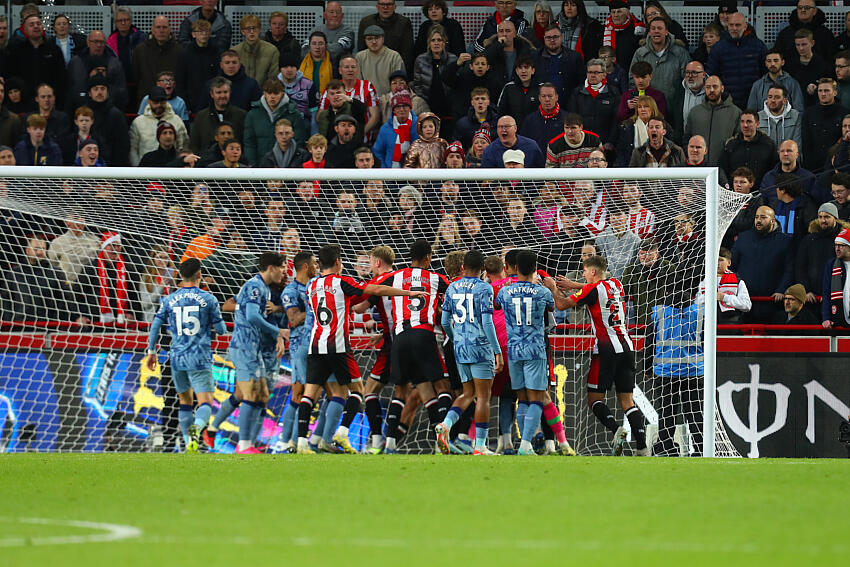 Confus&atilde;o ap&oacute;s gol de Watkins, que provocou um torcedor do Brentford, resultou em muitos minutos de acr&eacute;scimo