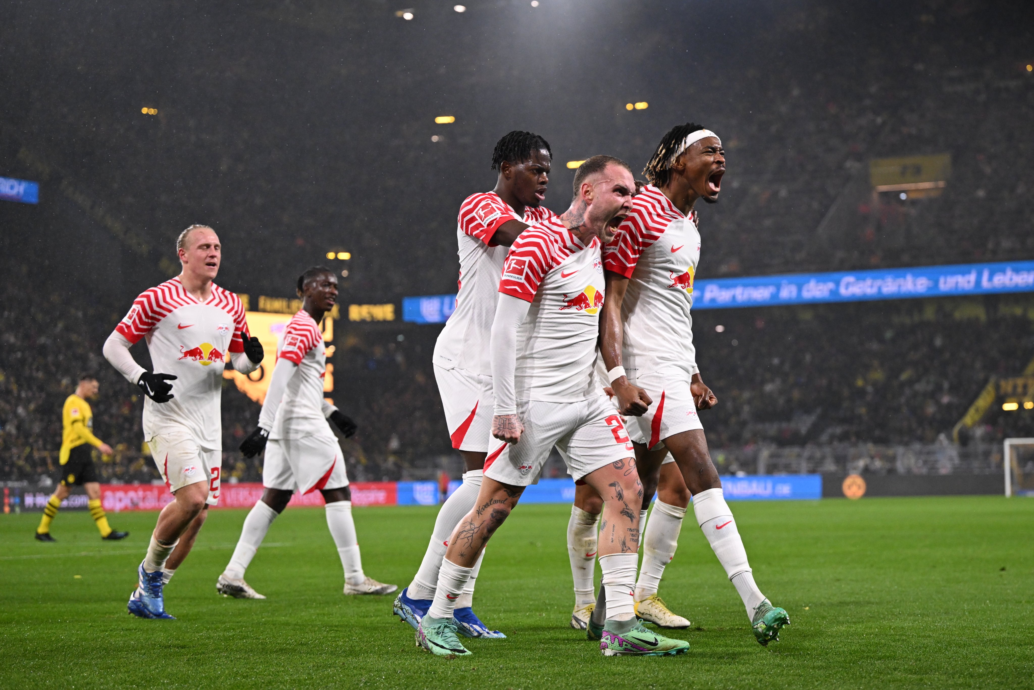 No 11 contra 10, RB Leipzig bate o Borussia Dortmund, que buscou o empate at&eacute; o apito final &ndash; e quase conseguiu