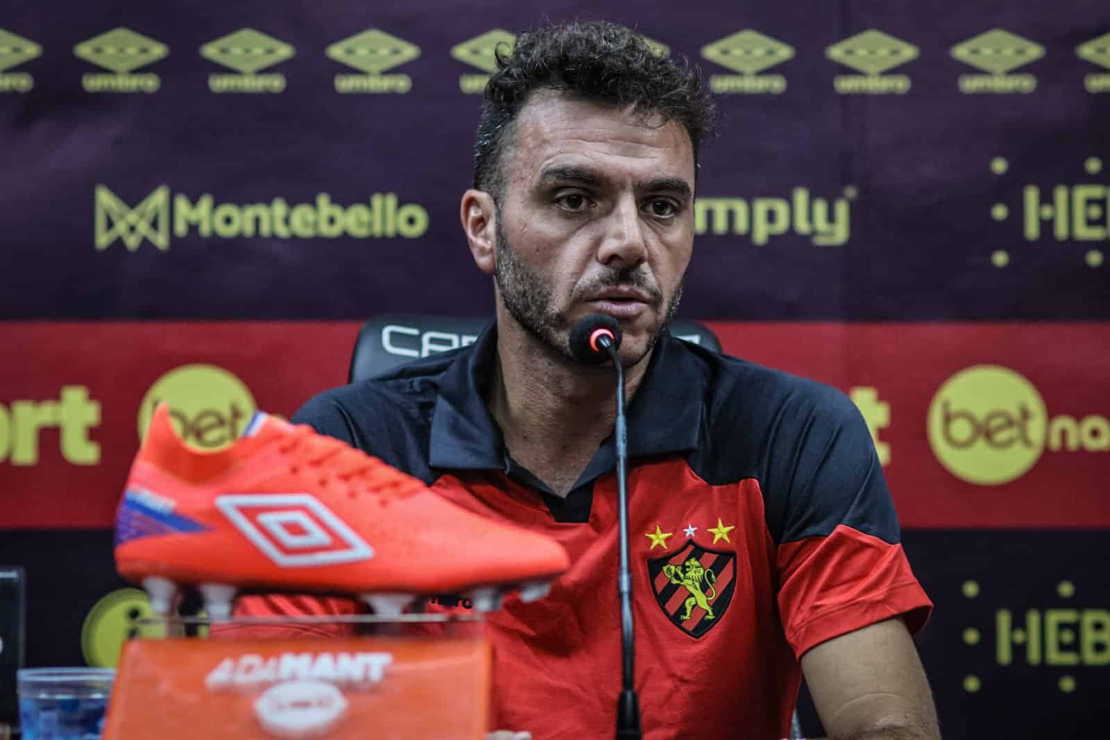 Mariano Soso, novo t&eacute;cnico do Sport, teve fam&iacute;lia perseguida na ditadura e &eacute; f&atilde; de Paulo Freire