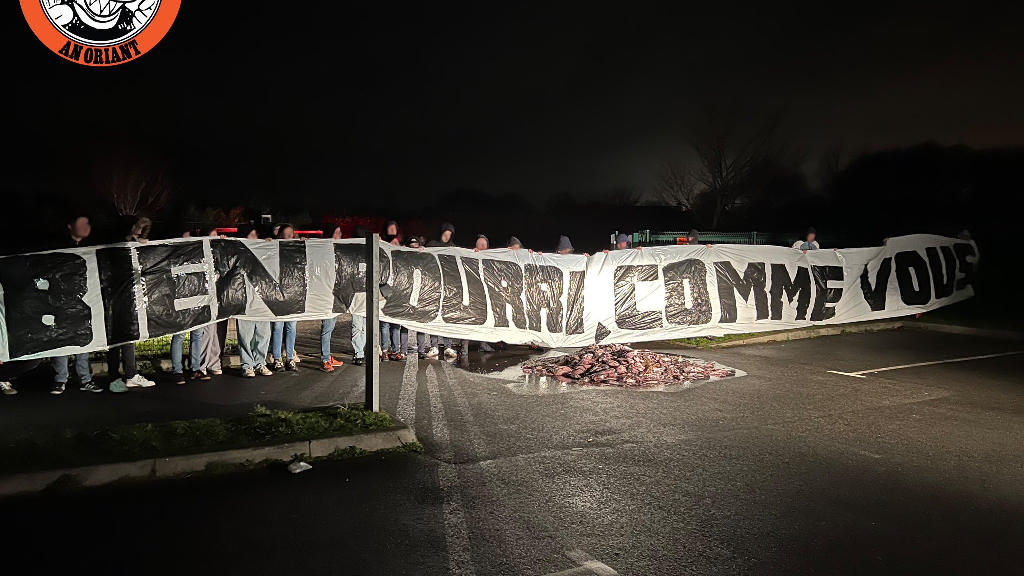 Torcida do Lorient levou o termo &lsquo;bagre&rsquo; a s&eacute;rio ao protestar com 400kg de peixes podres