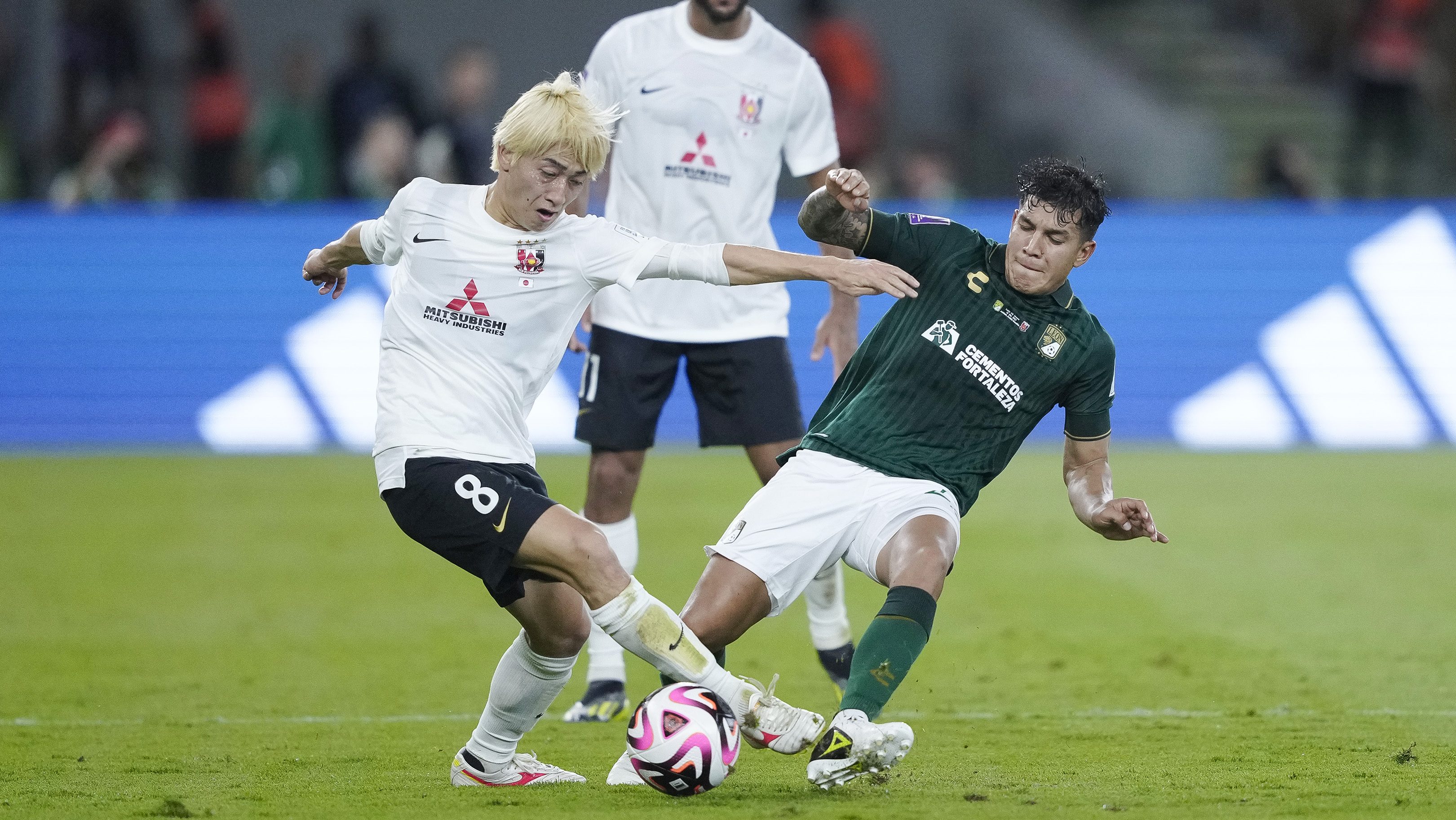 Urawa Reds vence o Le&oacute;n e agora lutar&aacute; pelo milagre de n&atilde;o apanhar muito do Manchester City