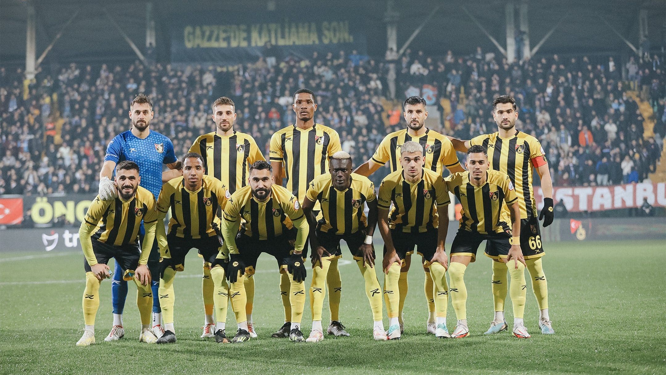 Na retomada do Campeonato Turco ap&oacute;s agress&atilde;o a &aacute;rbitro, Istanbulspor abandona jogo por p&ecirc;nalti n&atilde;o marcado