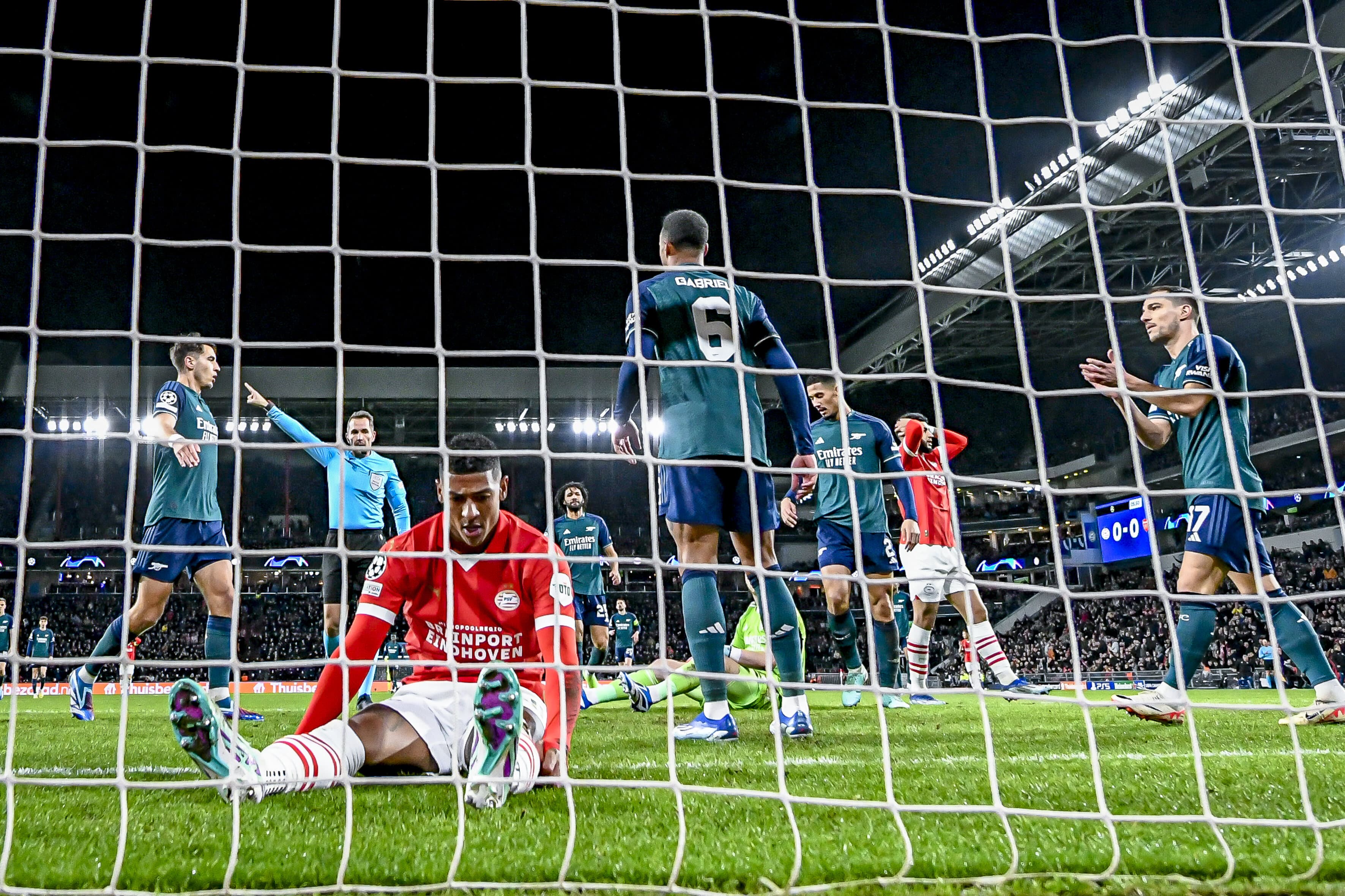 A trave foi a maior aliada do Arsenal no empate contra o valente PSV em jogo de classificados na Champions League