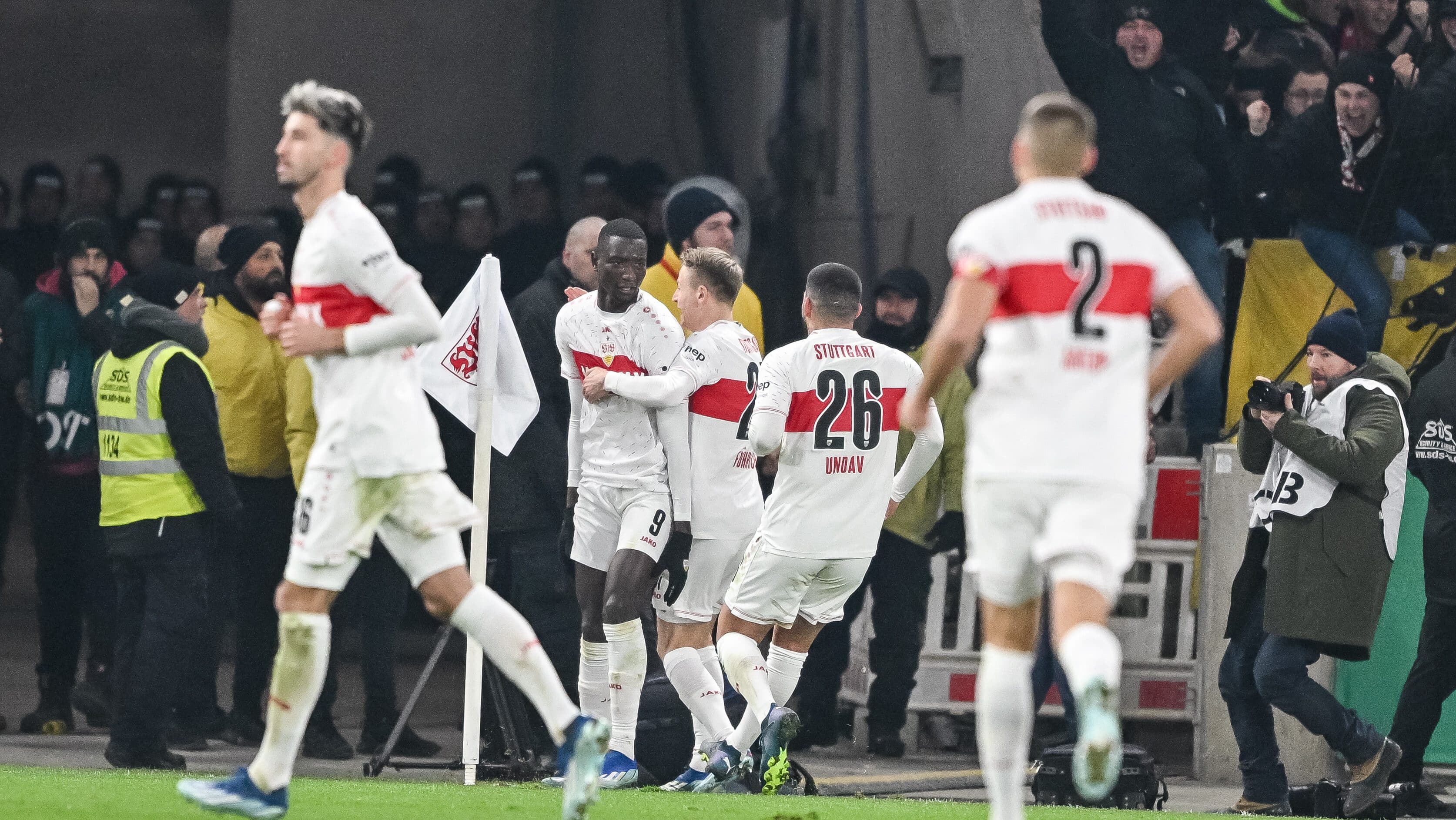 Stuttgart mant&eacute;m o embalo, despacha o Dortmund e avan&ccedil;a com autoridade &agrave;s quartas da Copa da Alemanha