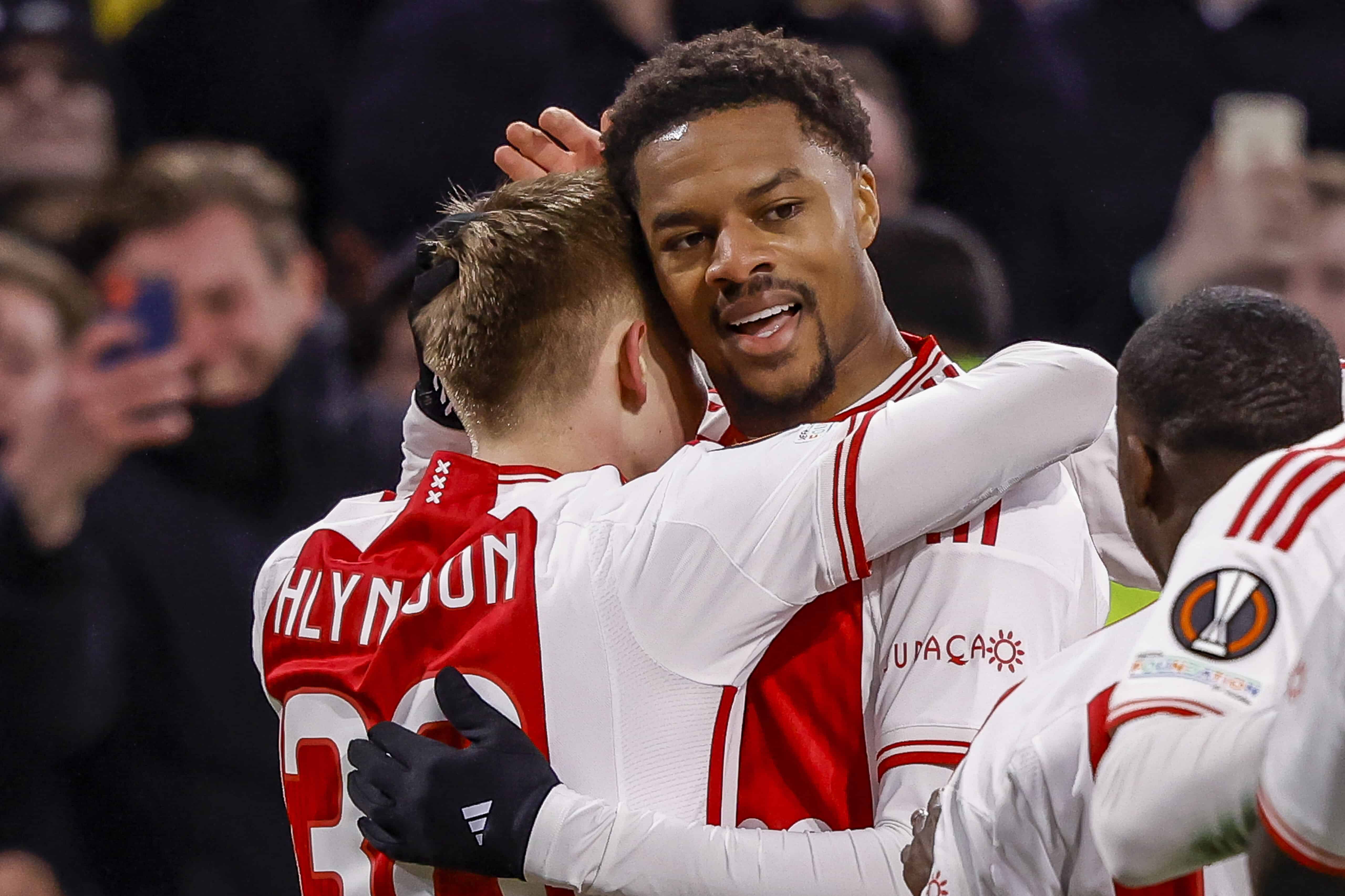 Em jogo de eliminados, Ajax supera o AEK em duelo movimentado e com falhas bizarras de goleiro