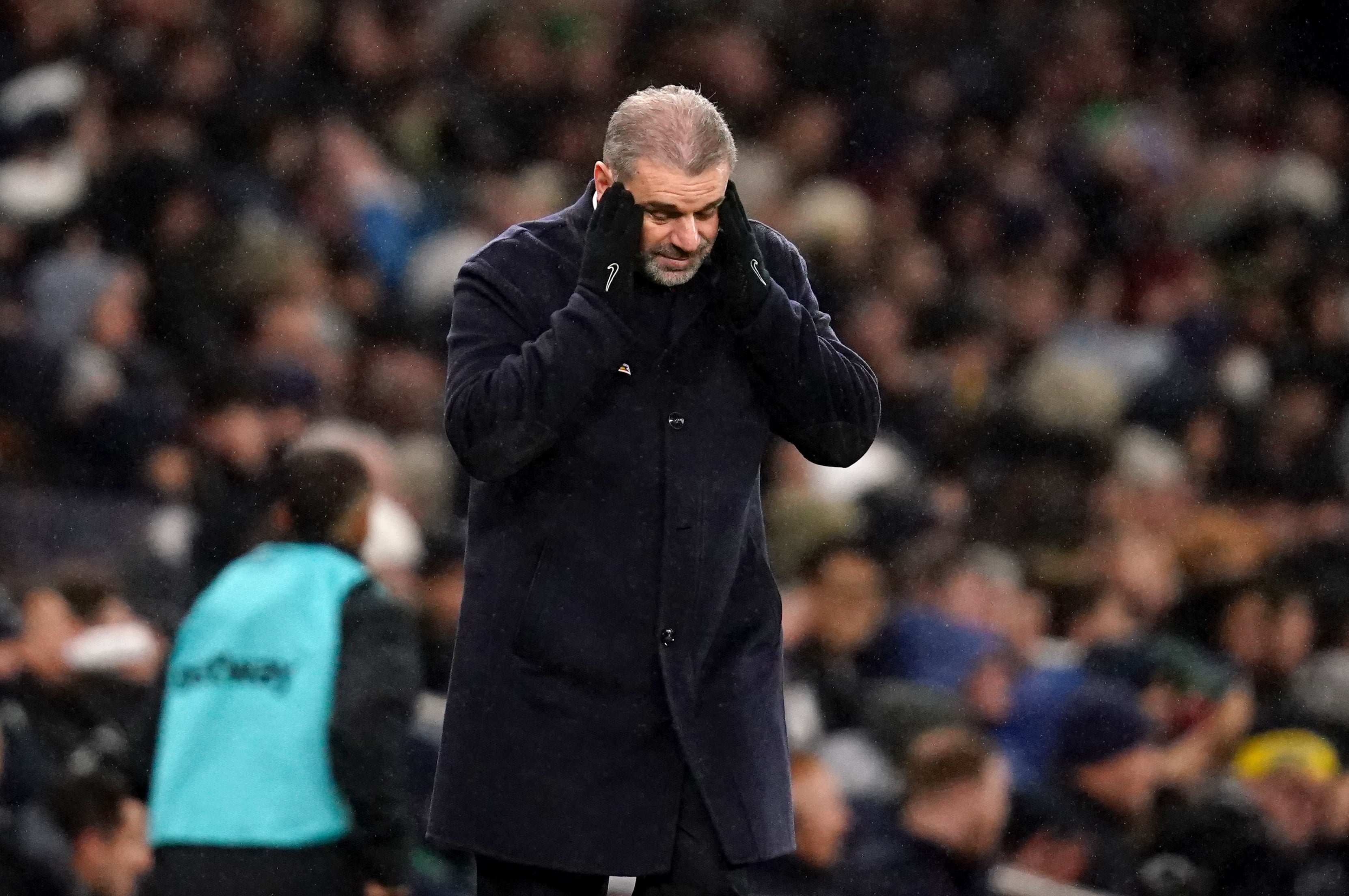 Tottenham vive uma seca de zagueiros que faz Postecoglou arrancar os cabelos