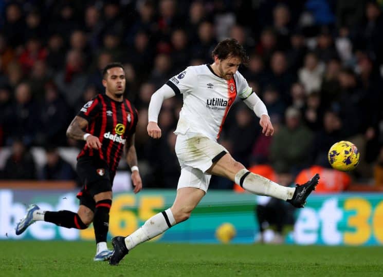 Após parada cardíaca em campo, capitão do Luton Town diz estar bem, mas futuro no futebol ainda é incerto