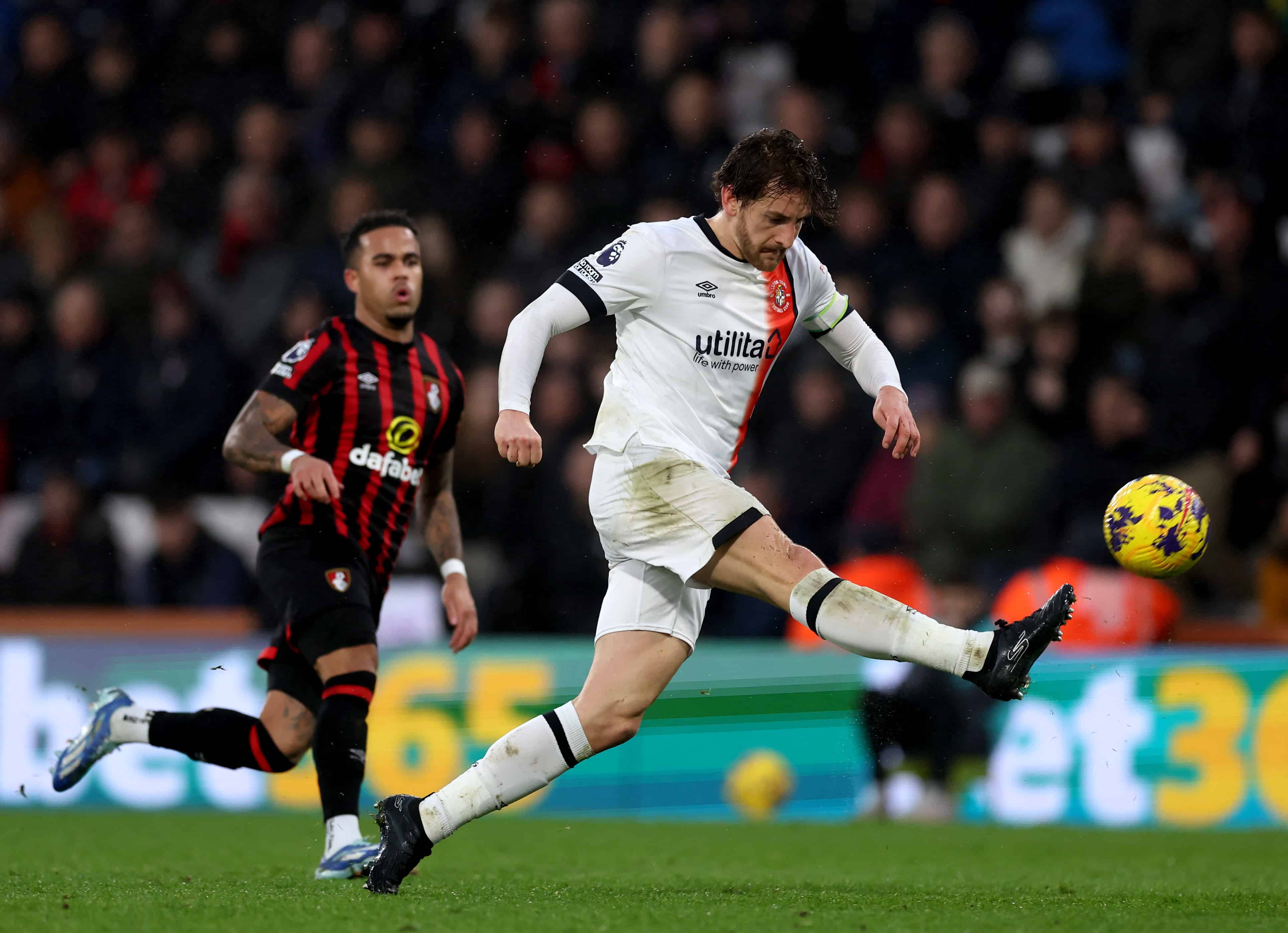 Ap&oacute;s parada card&iacute;aca em campo, capit&atilde;o do Luton Town diz estar bem, mas futuro no futebol ainda &eacute; incerto