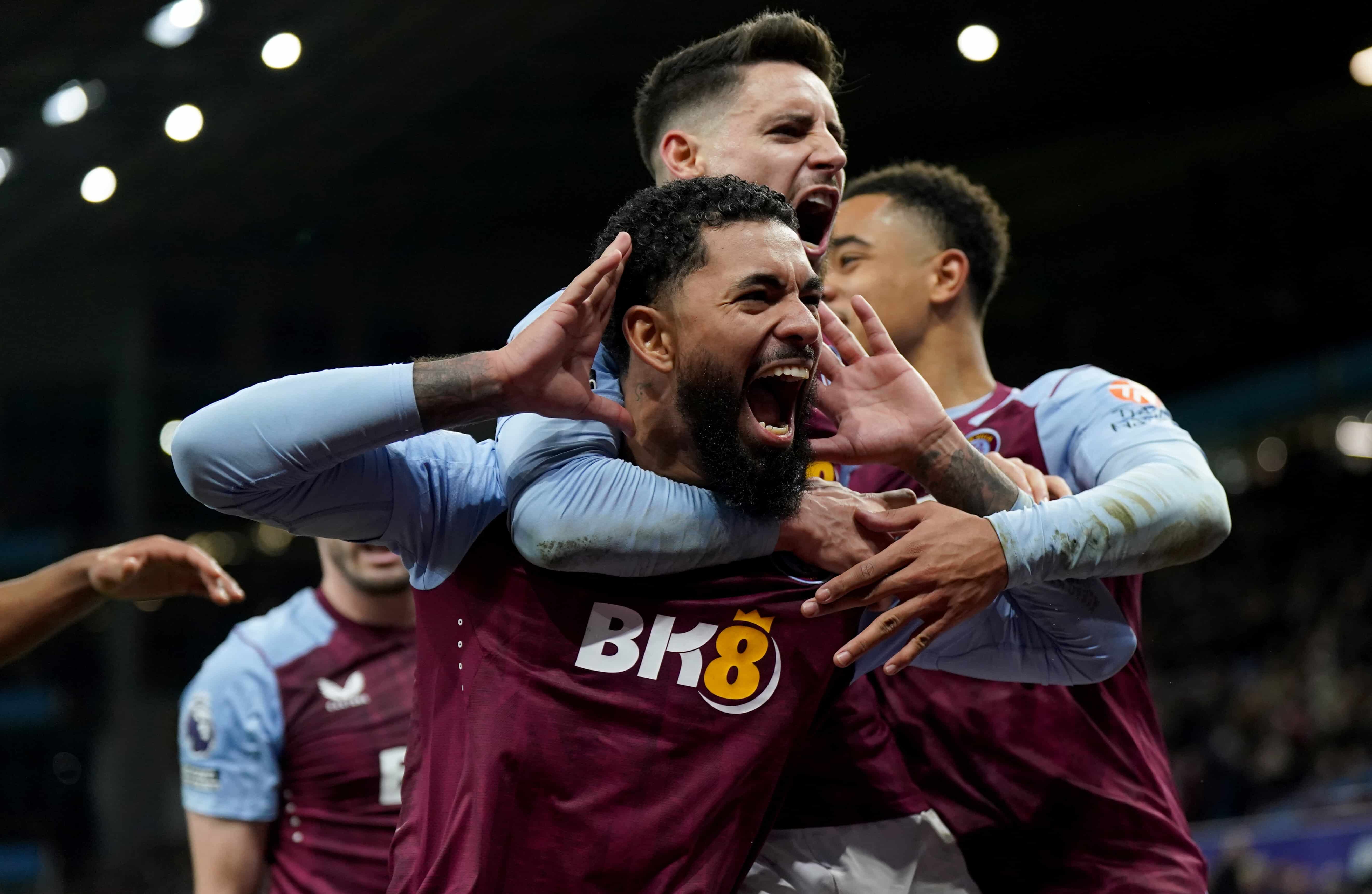 Burnley &eacute; valente mesmo com dez, mas Douglas Luiz salva o Aston Villa no fim