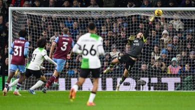 Goleiro do Burnley fecha o gol, mas n&atilde;o consegue segurar ataque letal do l&iacute;der Liverpool