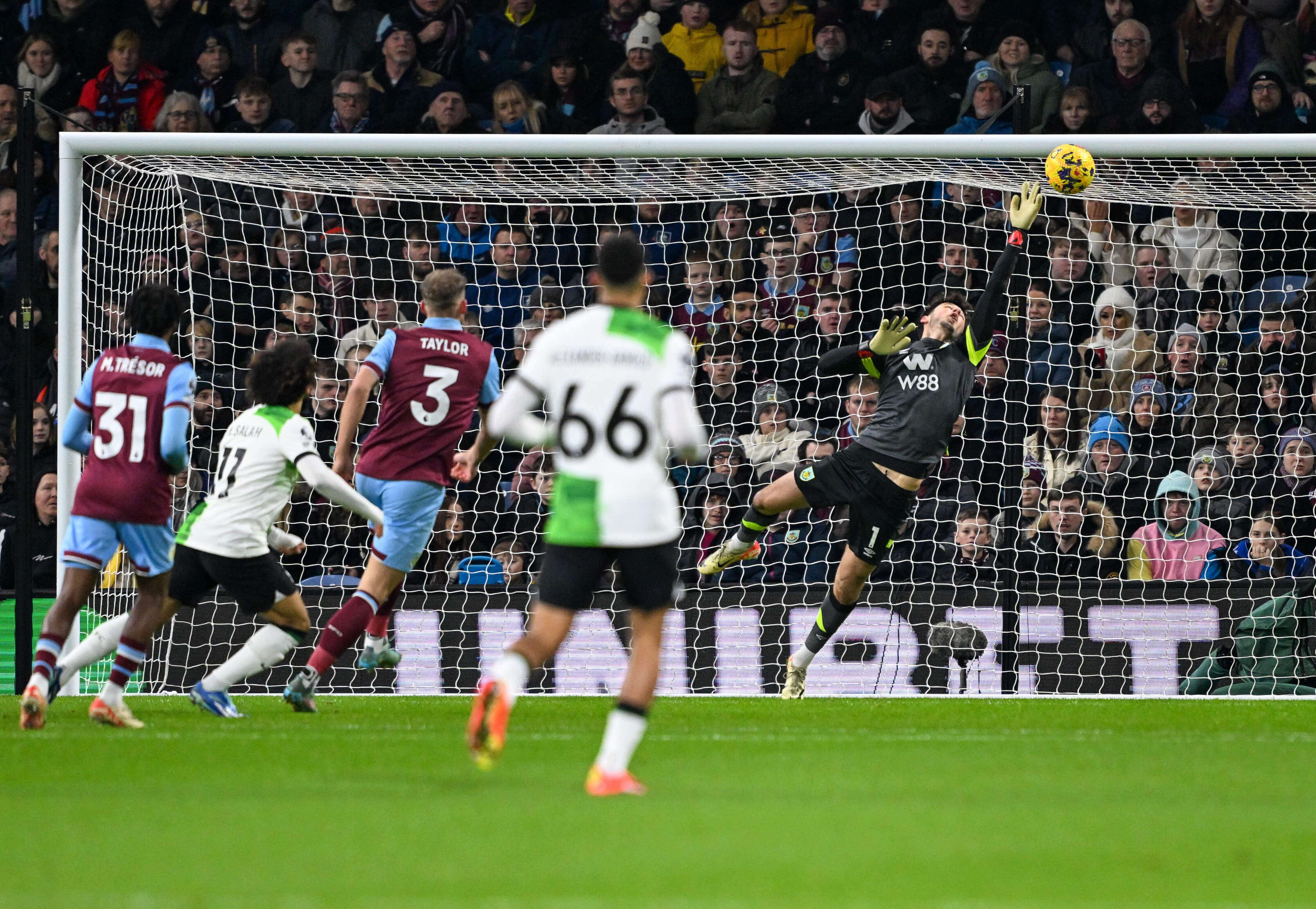 Goleiro do Burnley fecha o gol, mas n&atilde;o consegue segurar ataque letal do l&iacute;der Liverpool