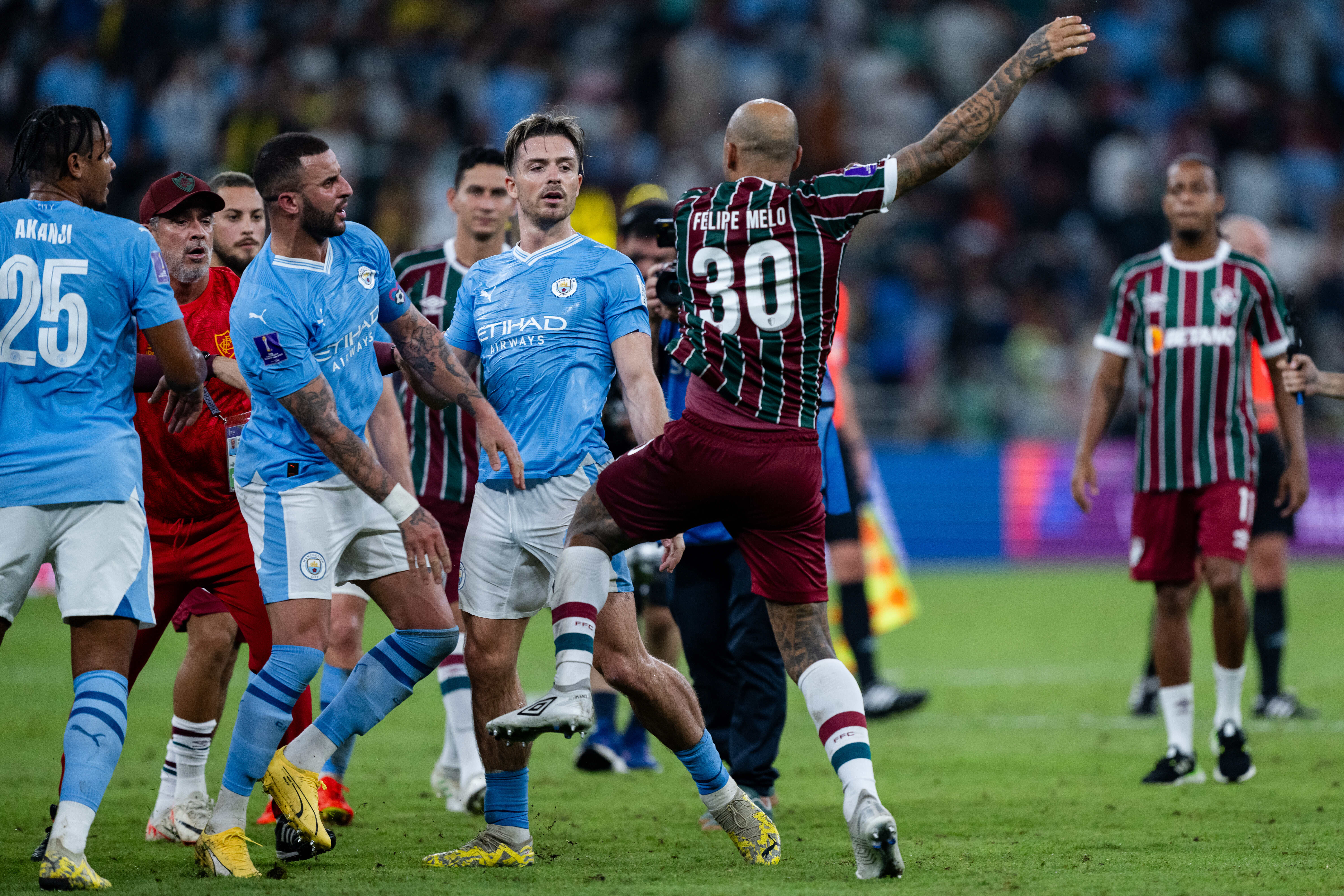 Jogadores do City fazem piada por briga com Felipe Melo e viram &lsquo;seguran&ccedil;as&rsquo; de Grealish; assista