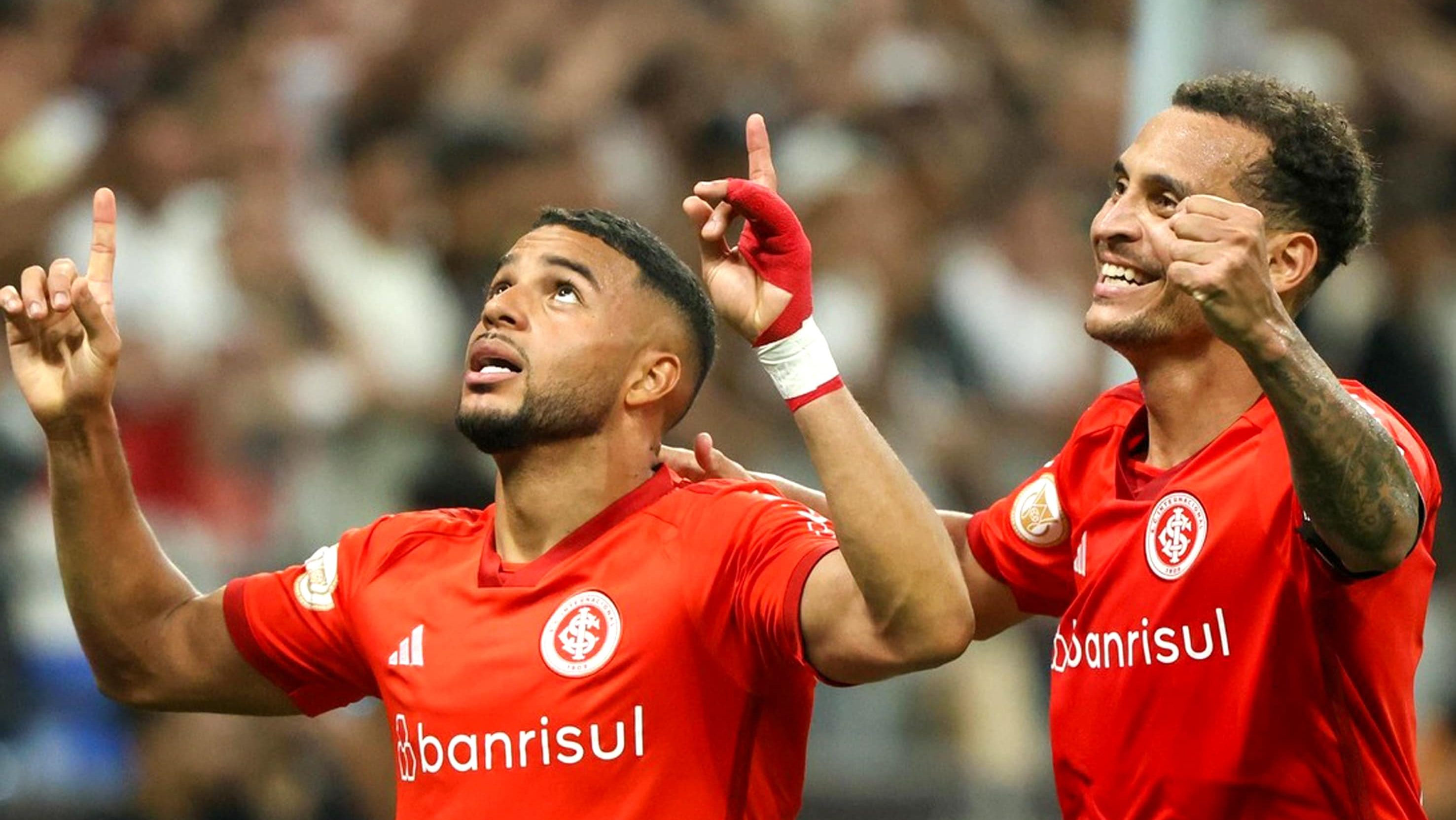 Internacional joga &aacute;gua no chopp da despedida do F&aacute;bio Santos e p&otilde;e fim a tabu contra o Corinthians