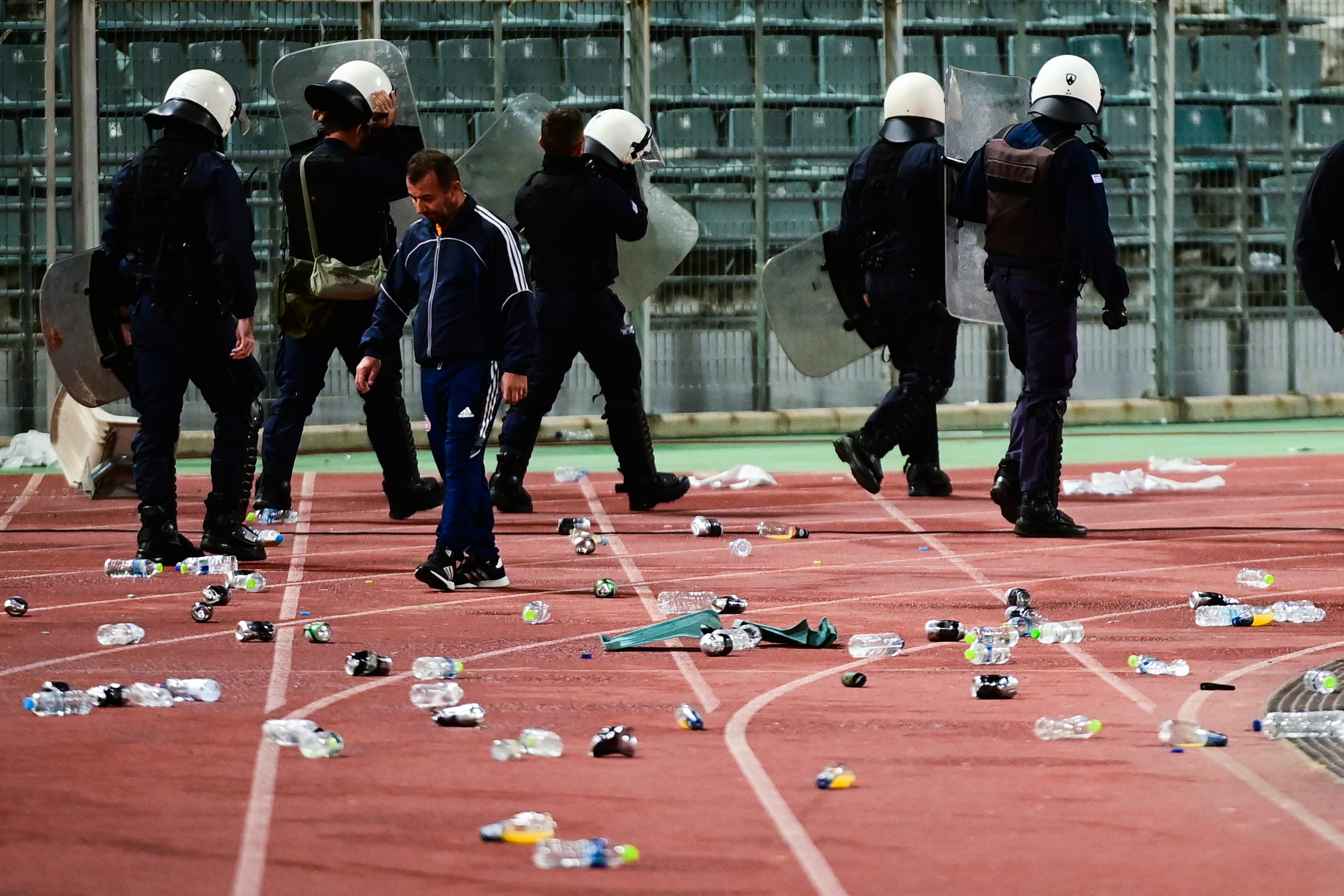 &lsquo;A federa&ccedil;&atilde;o grega &eacute; uma m&aacute;fia criminosa&rsquo;: Olympiacos n&atilde;o poupou ningu&eacute;m ap&oacute;s jogo (no m&iacute;nimo) pol&ecirc;mico