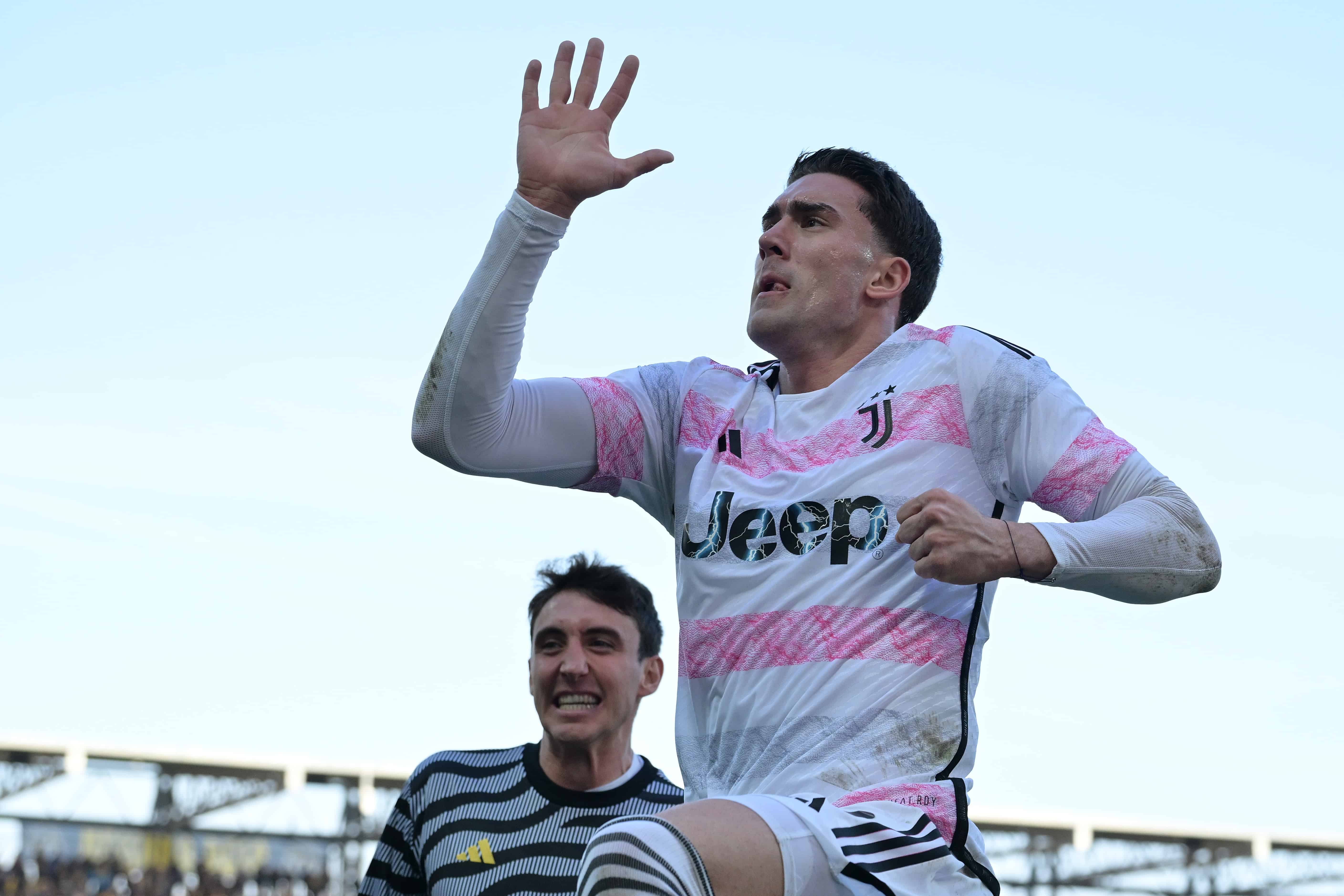 Livros, um abra&ccedil;o e nova namorada: como Vlahović ressurgiu na Juventus em 60 dias