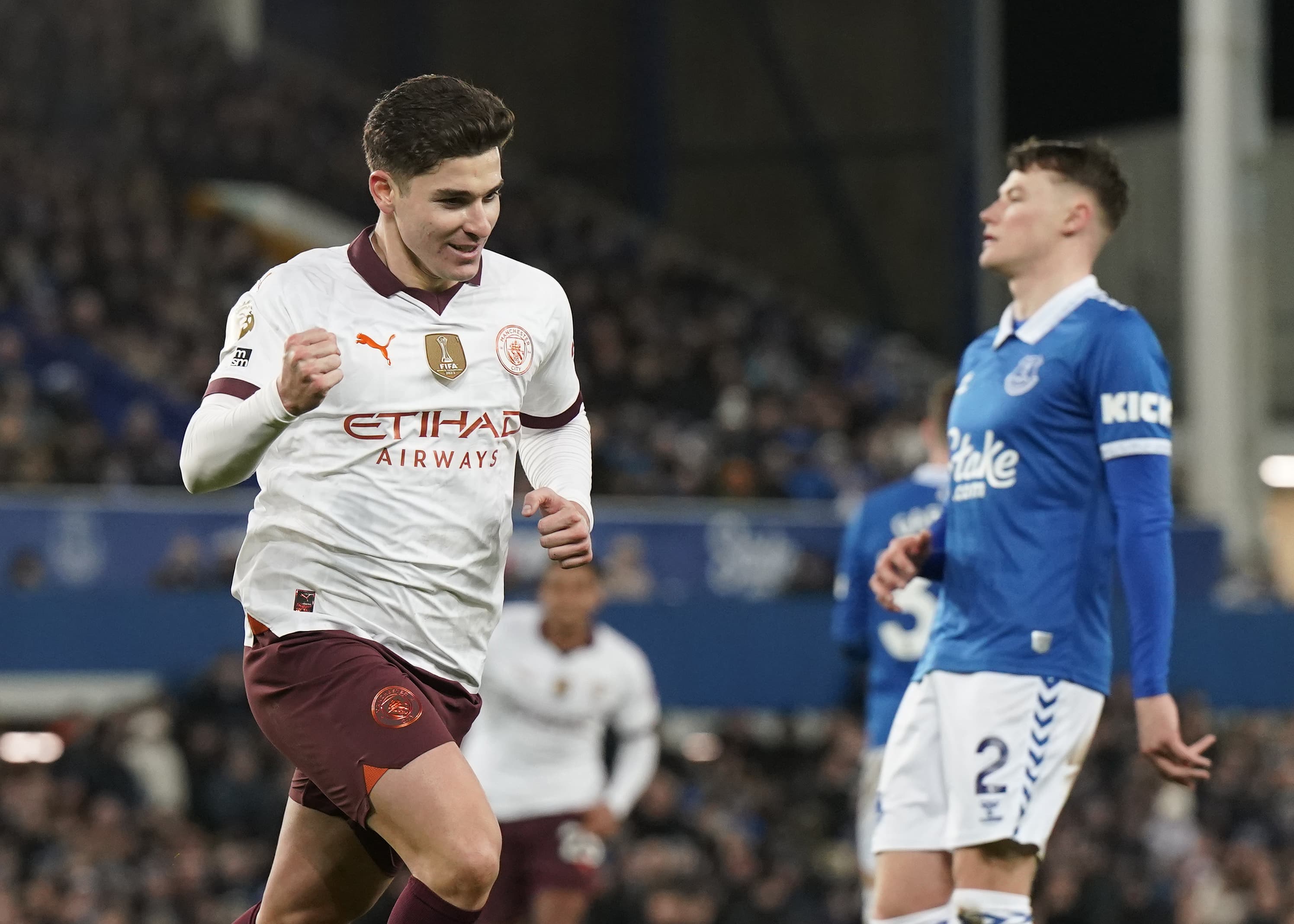 Everton at&eacute; assusta, mas Manchester City espanta m&aacute; fase na Premier League para voltar a vencer