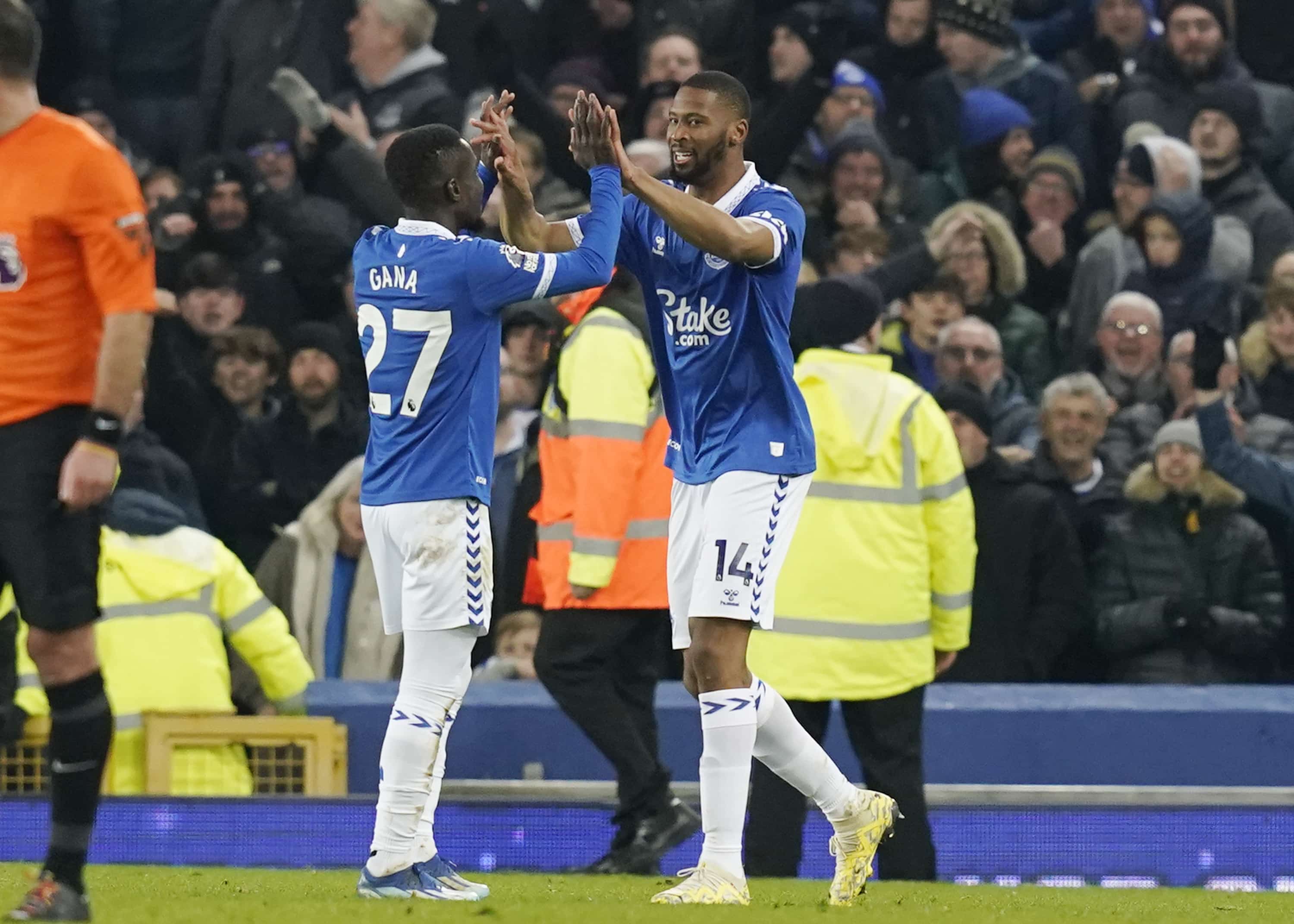 Everton aproveita noite infeliz de Trippier, vence o Newcastle em casa e respira aliviado na Premier League