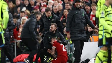 Presente de grego para o Liverpool: Tsimikas fratura clav&iacute;cula e ser&aacute; desfalque para Klopp