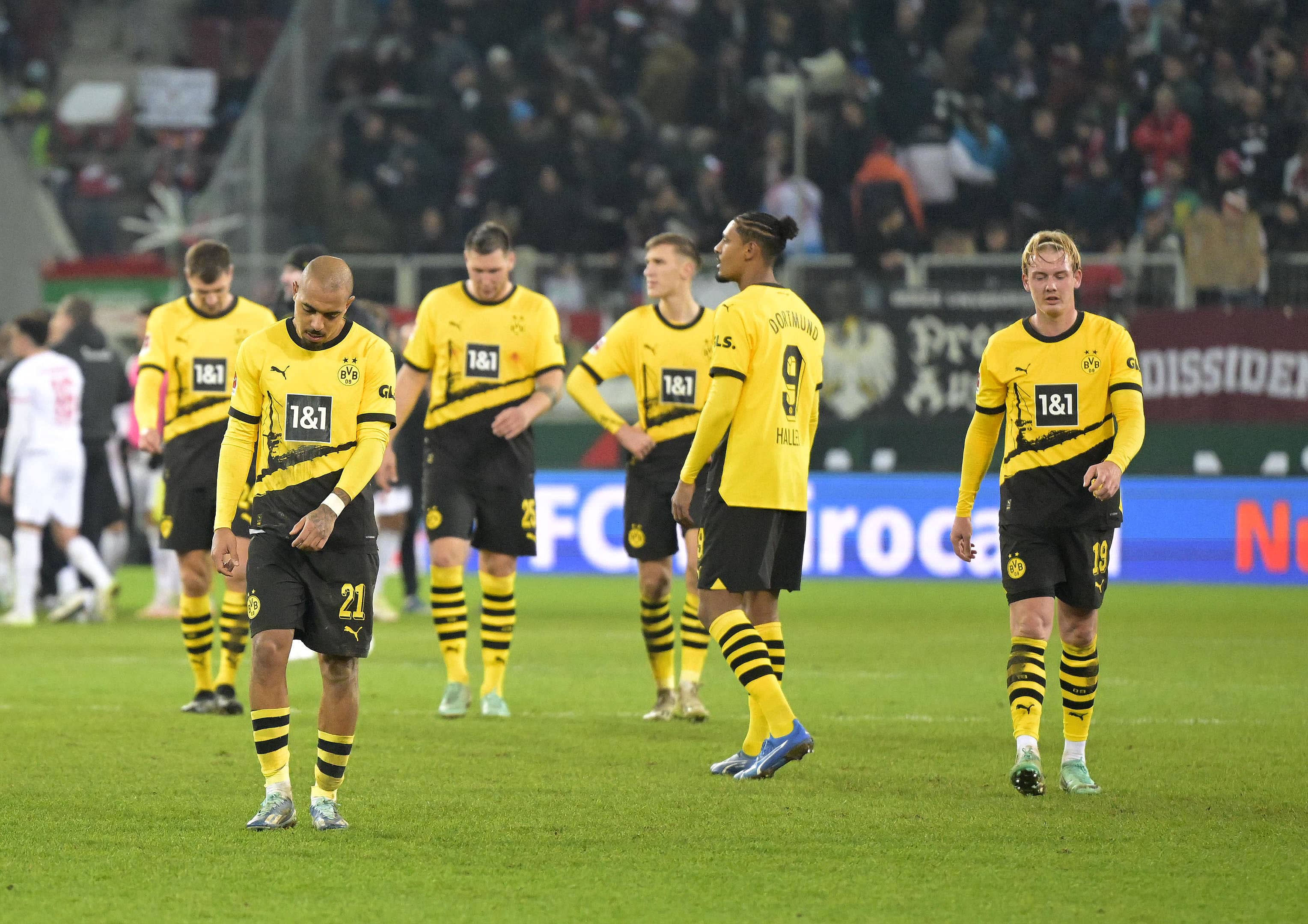 Goleiro salva o Augsburg de levar virada, e Borussia Dortmund decreta crise na Bundesliga