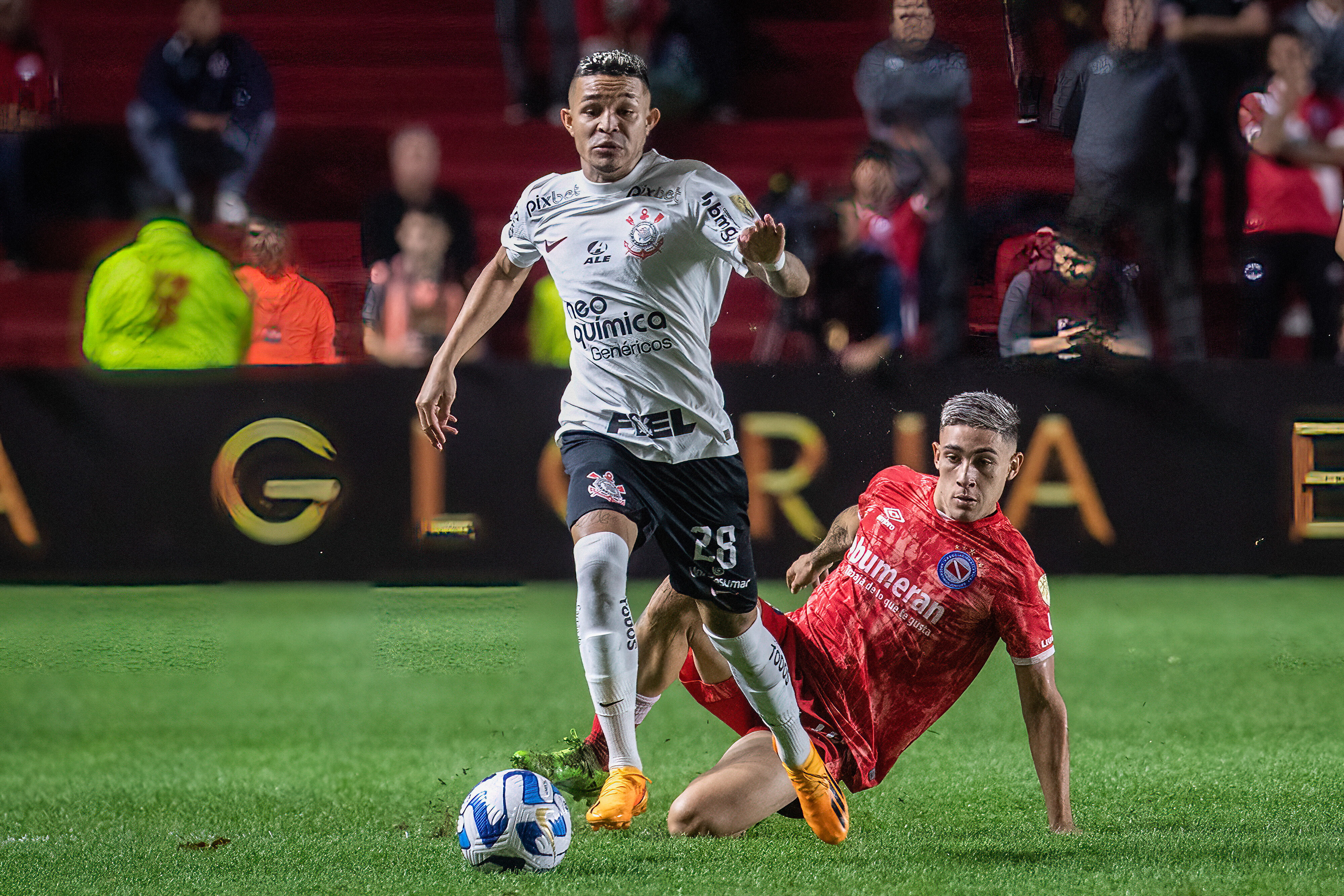 Corinthians tinha planos para lateral esquerda, mas fama de devedor esfria o sonho