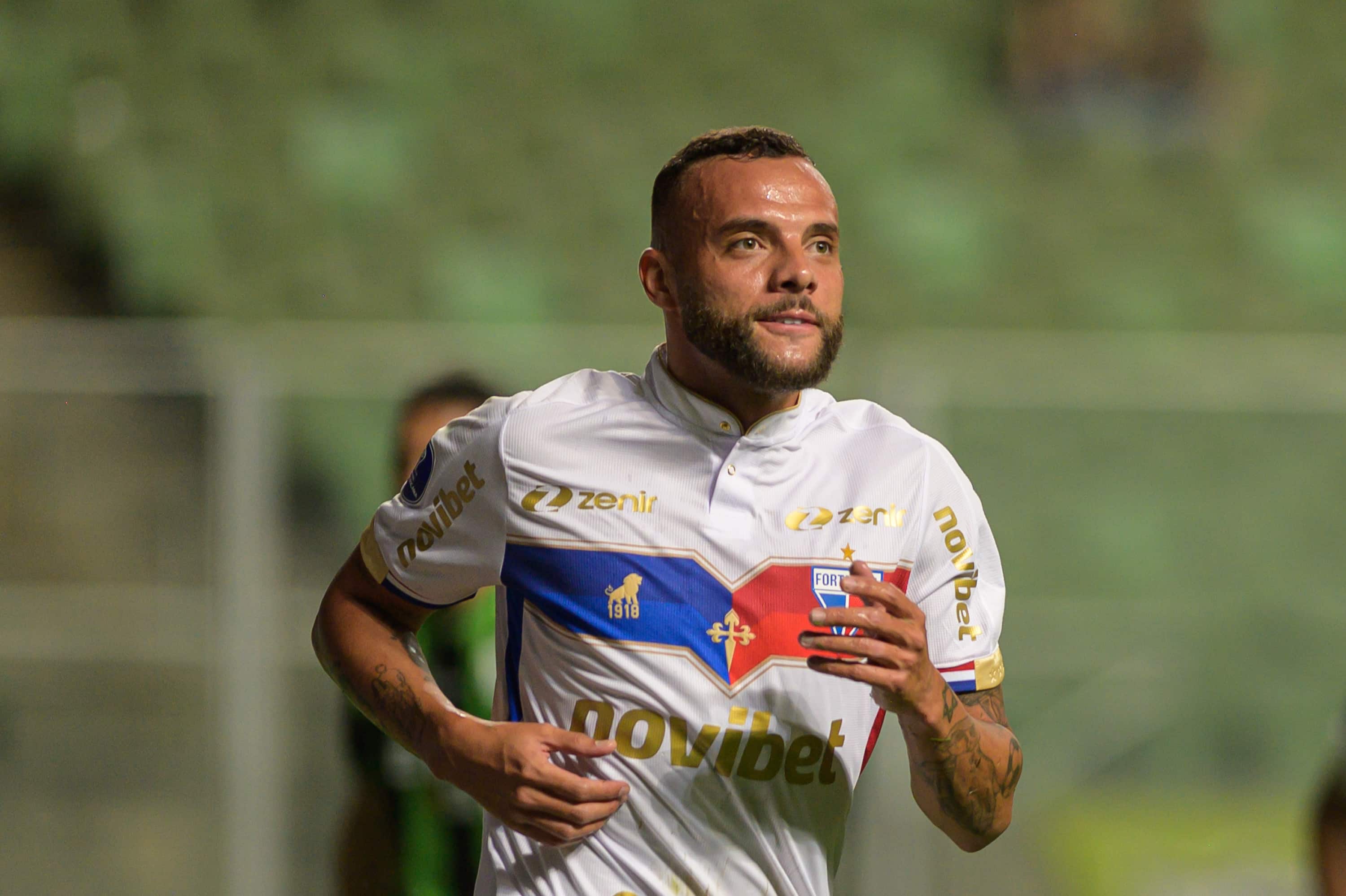 Santos vence briga por atacante, que tamb&eacute;m era alvo do Corinthians, e se prepara para anunciar mais um refor&ccedil;o