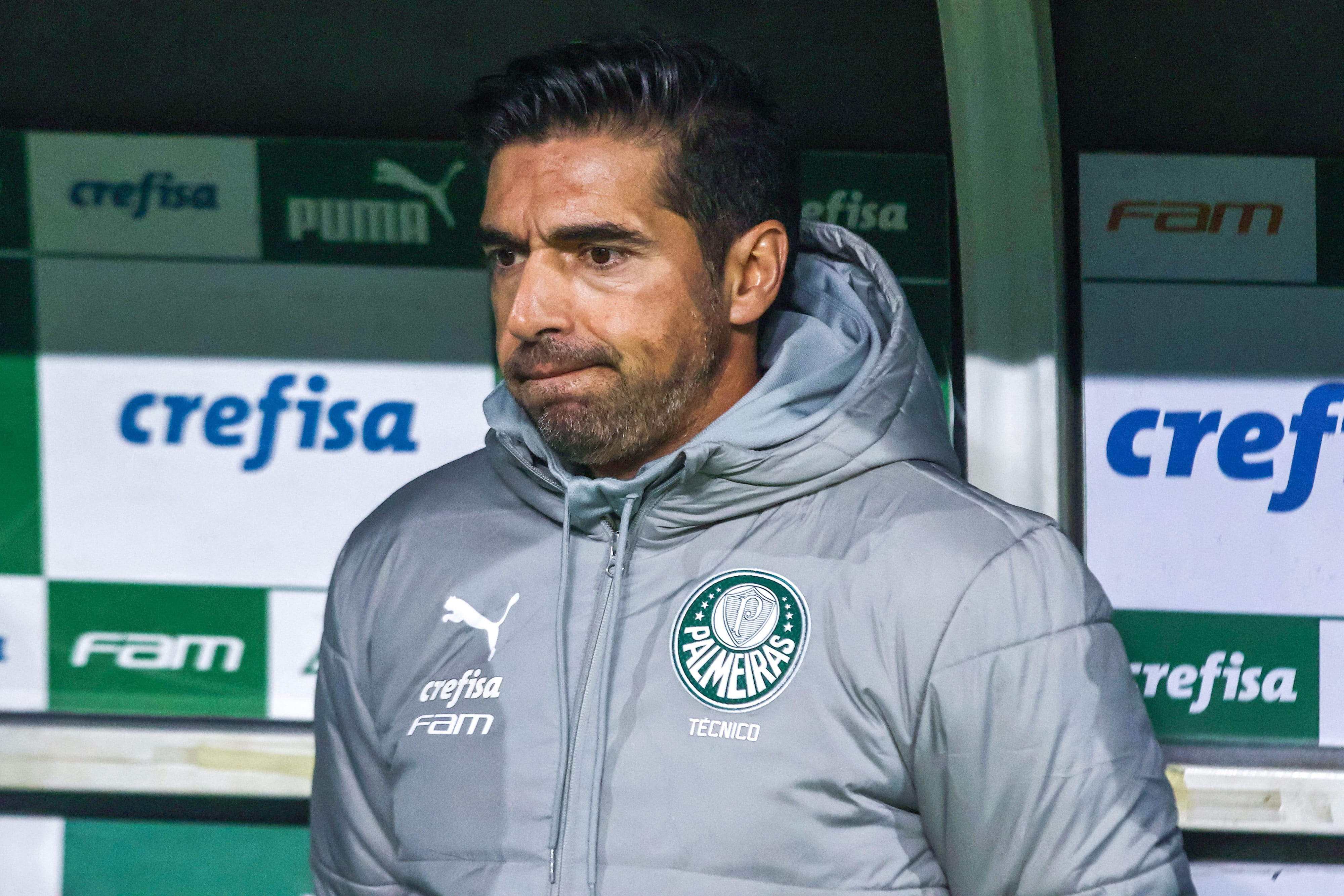 O tempo de Abel Ferreira: t&eacute;cnico est&aacute; incomodado, e recados precisam ser interpretados pelo Palmeiras