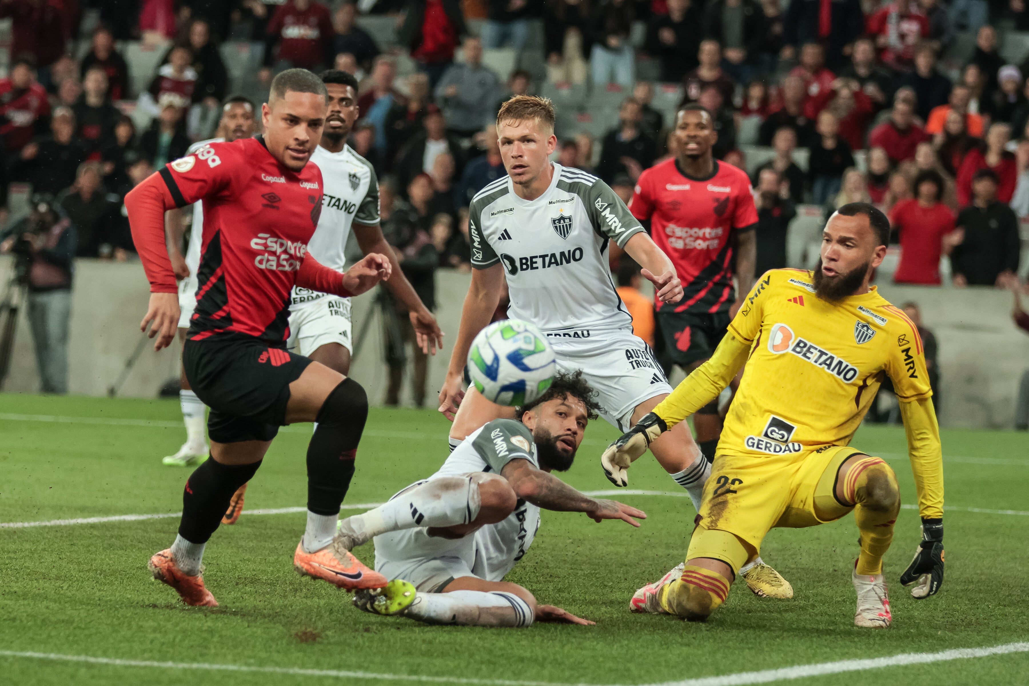 Mesmo com frequentes mudan&ccedil;as, defesa do Atl&eacute;tico-MG foi s&oacute;lida e uma das melhores do pa&iacute;s