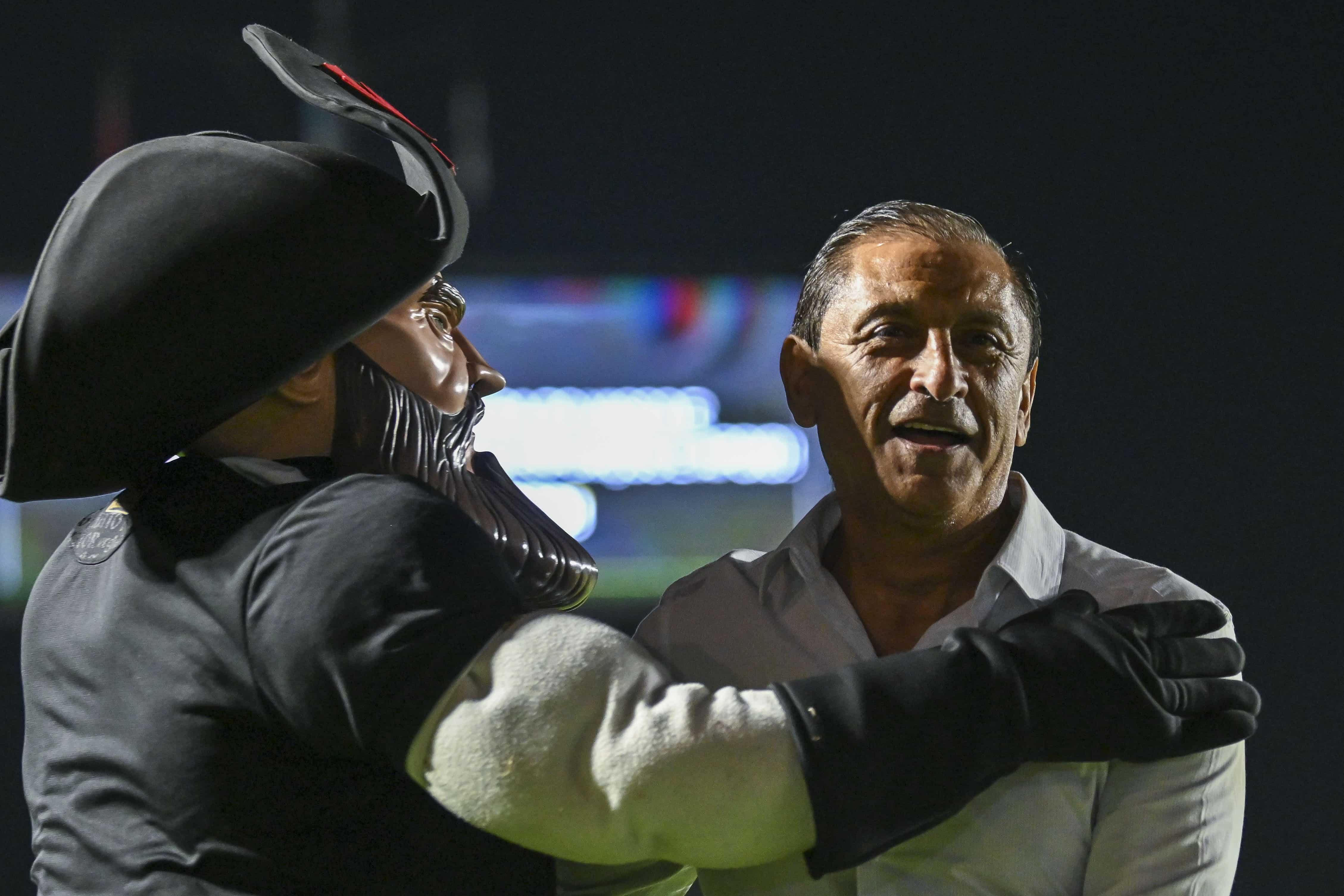 Papai Noel ter&aacute; que trabalhar para que temporada 2024 do Vasco seja melhor do que a tensa 2023