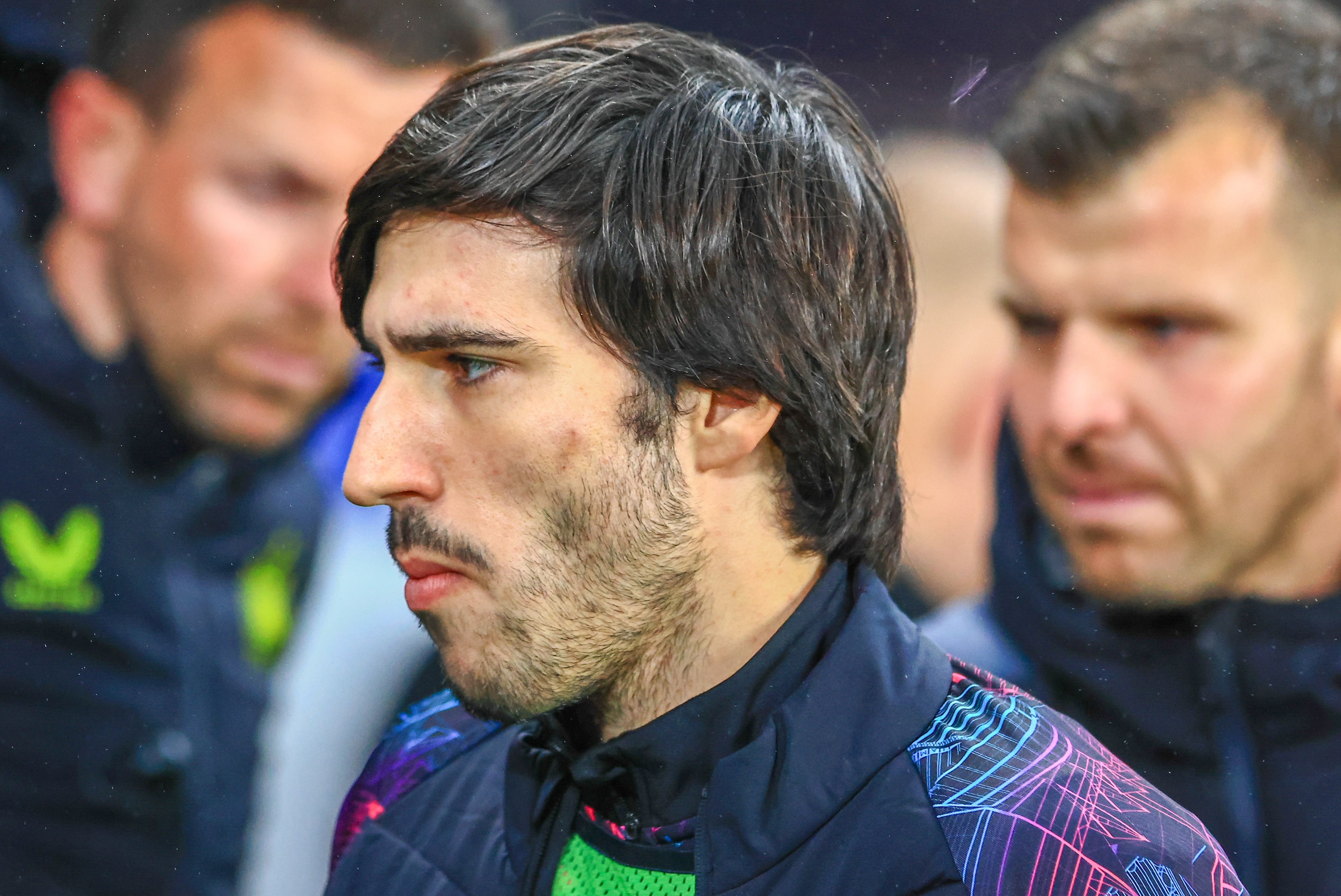 Punido, resta a Tonali as arquibancadas enquanto trata v&iacute;cio em jogo e ocupa seu tempo longe do futebol