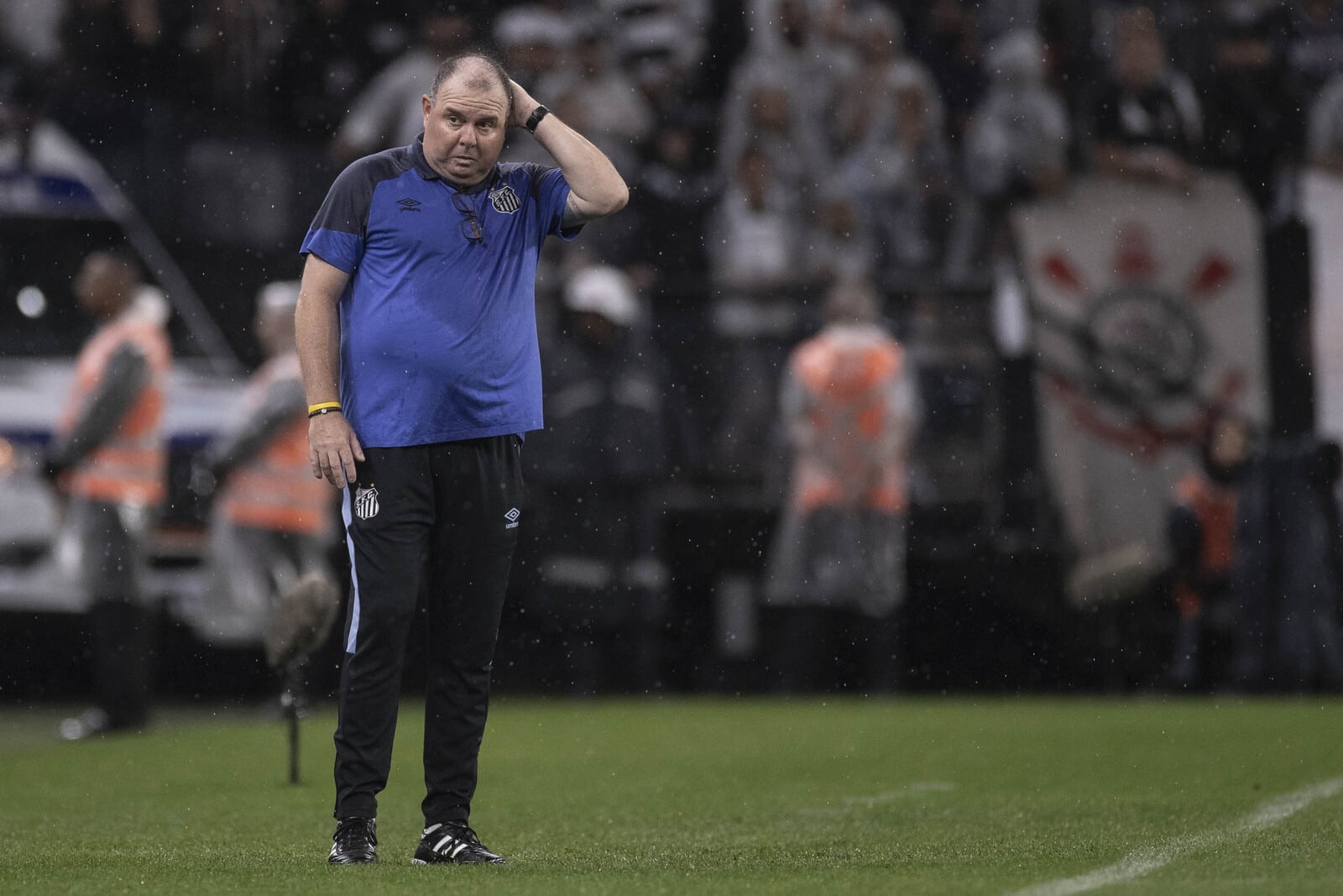 Com escolhas apressadas e erradas, o Santos naufragou junto dos seus quatro treinadores no ano