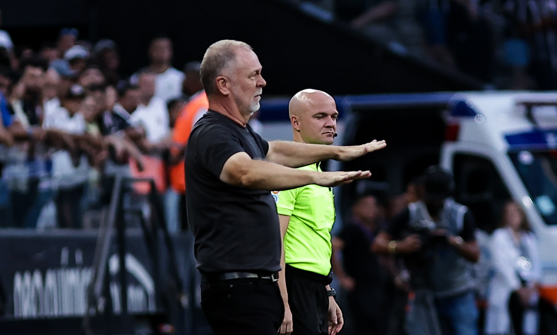 Mano Menezes n&atilde;o v&ecirc; problema de gest&atilde;o e fala que bicho para ganhar do Corinthians era grande