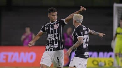 Fausto Vera desencanta, Corinthians bate o Coritiba e termina Brasileiro no modesto 13&ordm; lugar