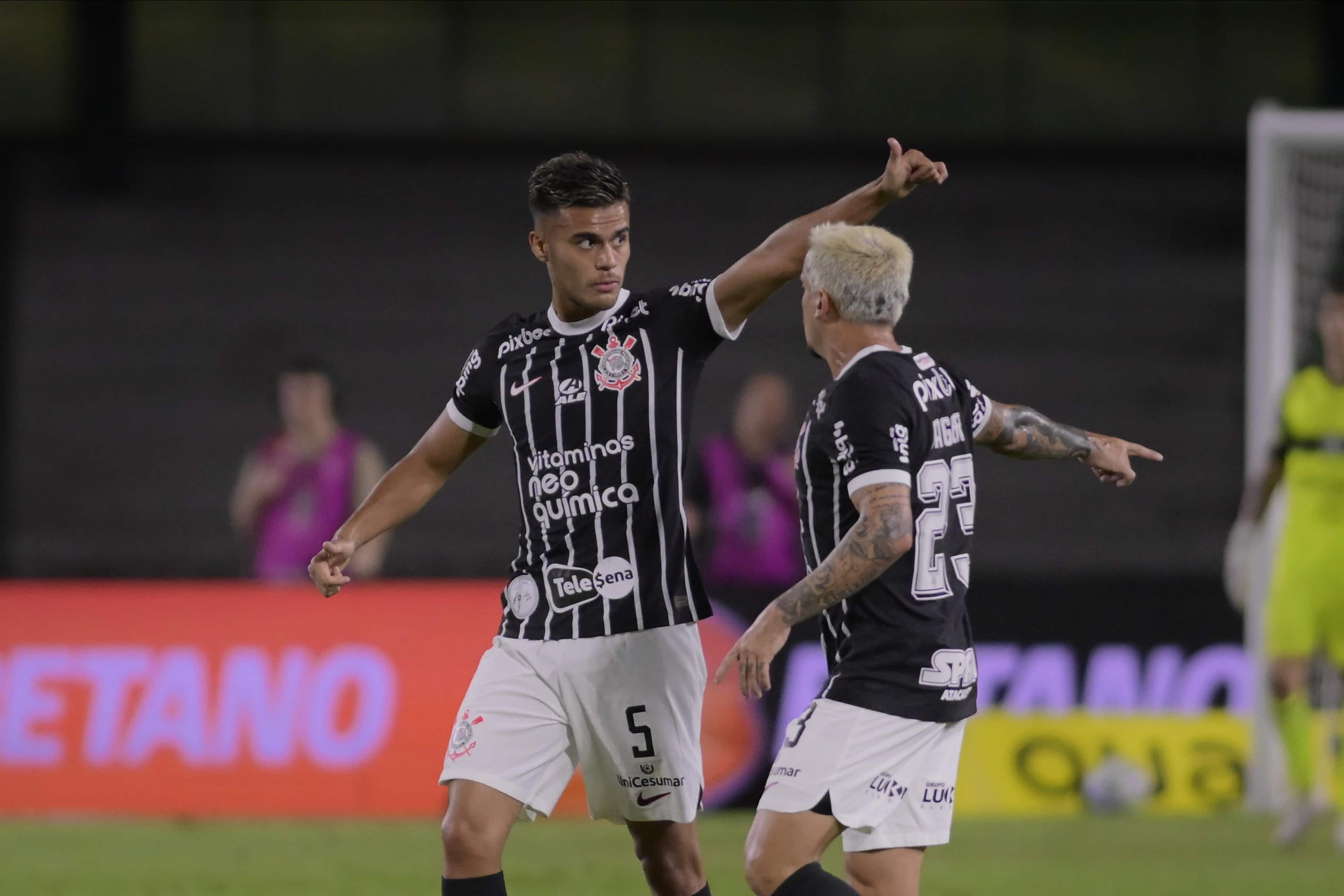 Fausto Vera desencanta, Corinthians bate o Coritiba e termina Brasileiro no modesto 13&ordm; lugar