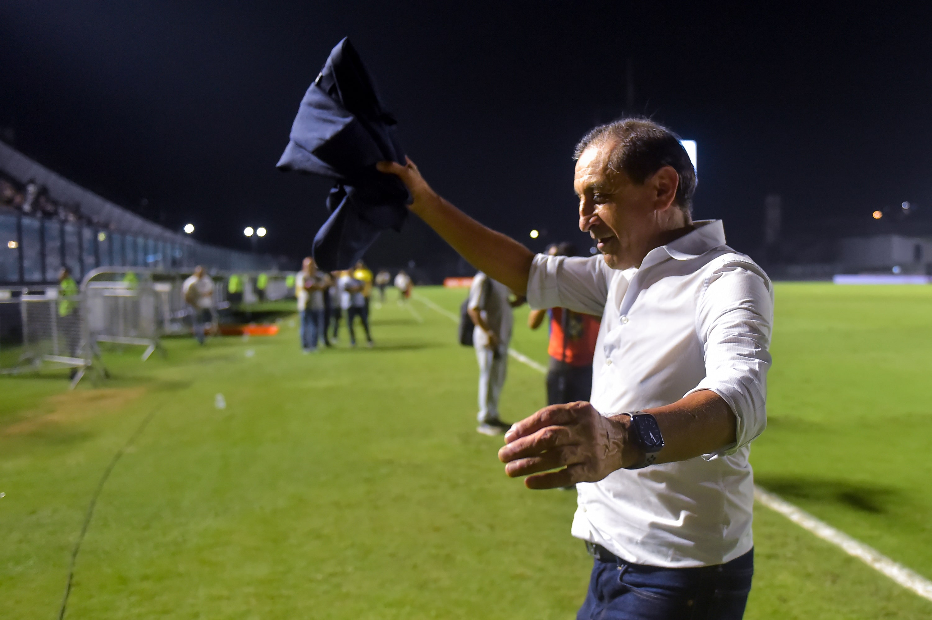 Mudan&ccedil;a de rota no meio do caminho foi essencial para o Vasco se salvar no Campeonato Brasileiro