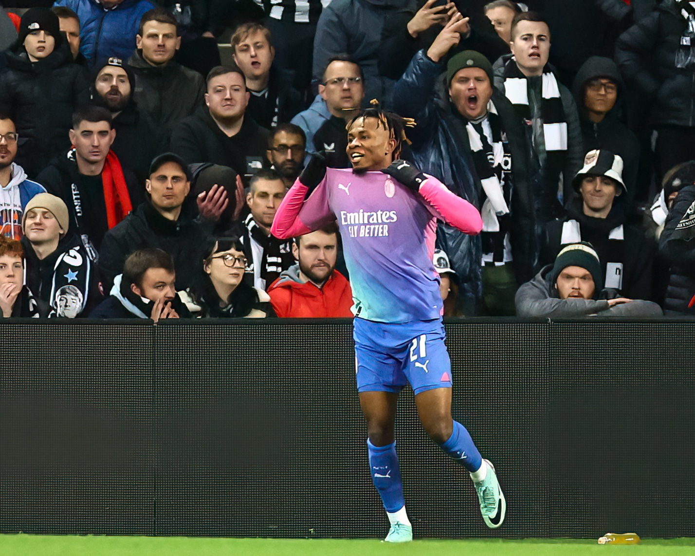 Virada heroica contra Newcastle faz Milan bater na trave das oitavas, mas garante vaga&nbsp;na&nbsp;Liga&nbsp;Europa