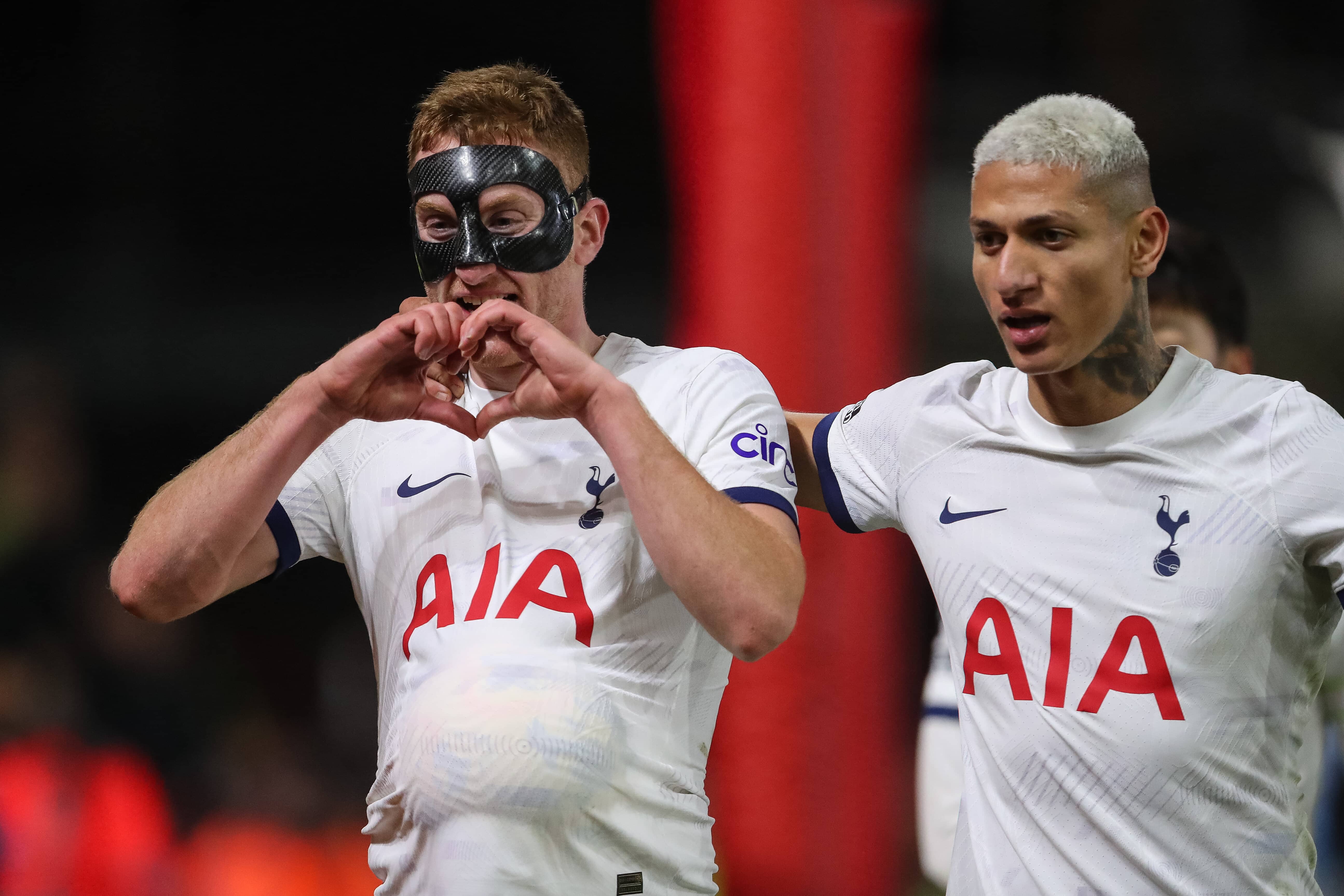 Na cartinha do Tottenham para o Papai Noel tem uma defesa, Champions League e um matador
