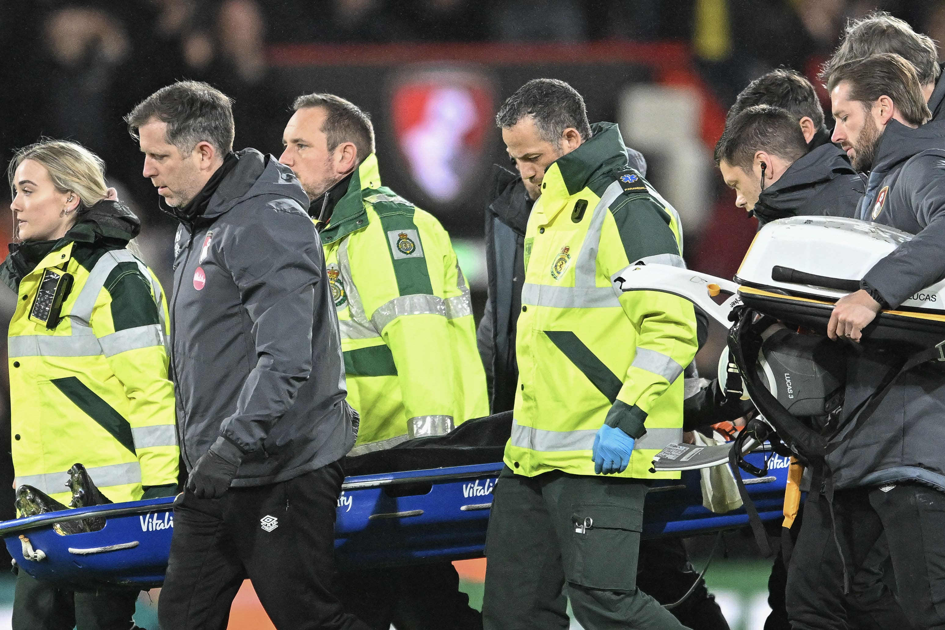 Bornemouth x Luton Town &eacute; interrompido ap&oacute;s Tom Lockyer sofrer parada card&iacute;aca no gramado