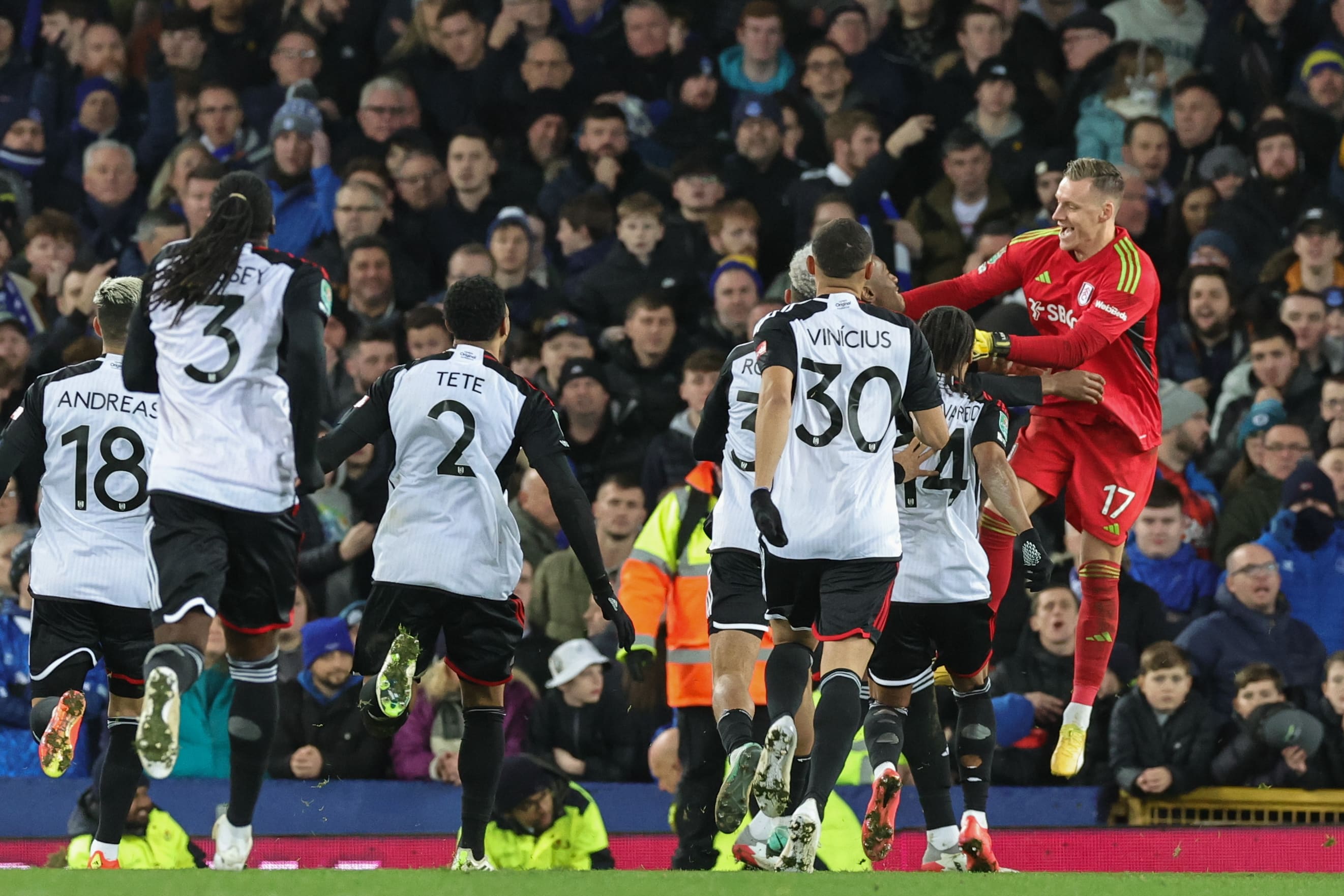Fulham derruba Everton e vai &agrave; semi da Copa da Liga nos p&ecirc;naltis, com cobran&ccedil;a inexplic&aacute;vel de Onana