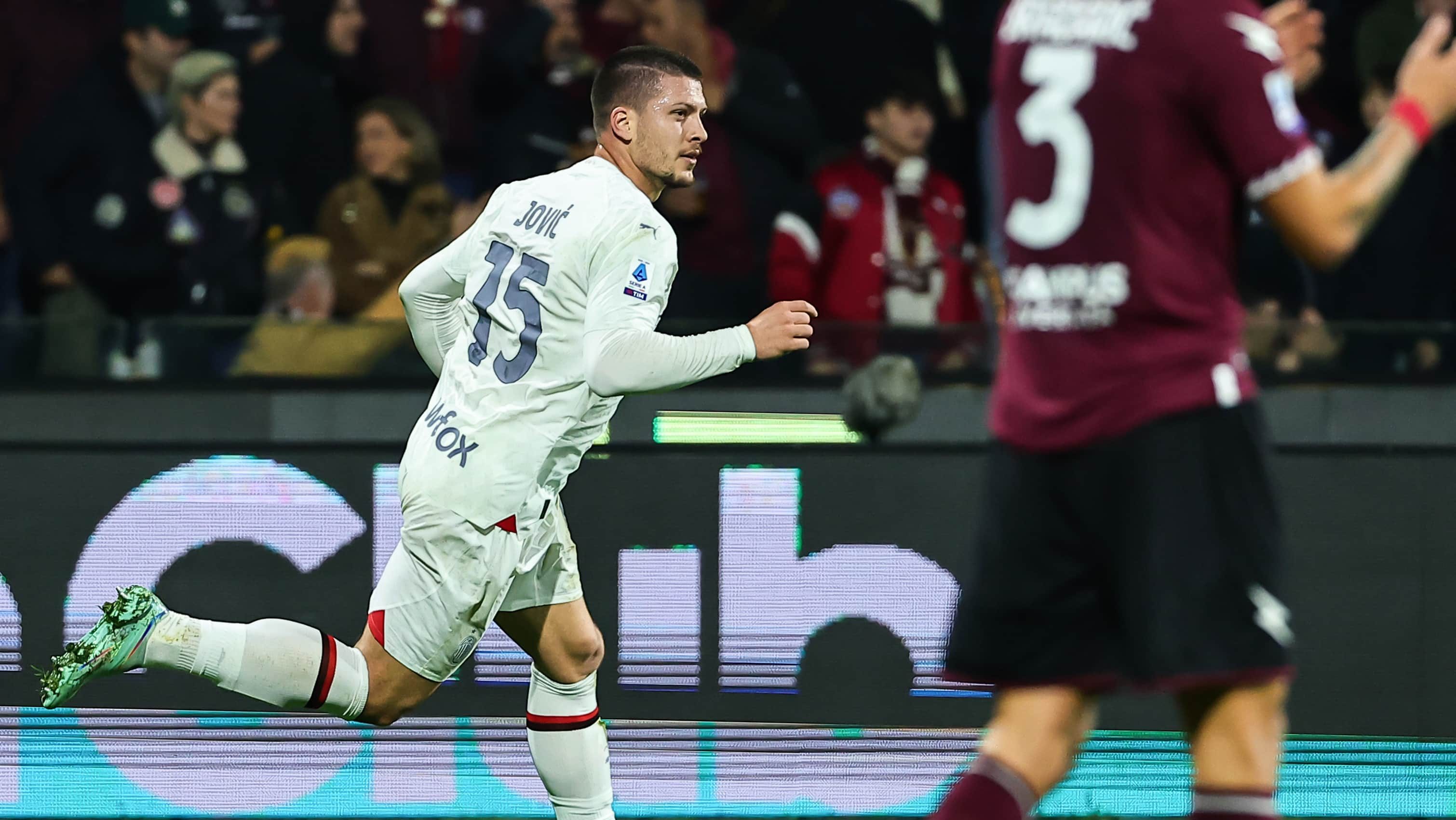 O Milan quase perdeu de virada para a lanterna Salernitana, mas Jović garantiu um trope&ccedil;o menor