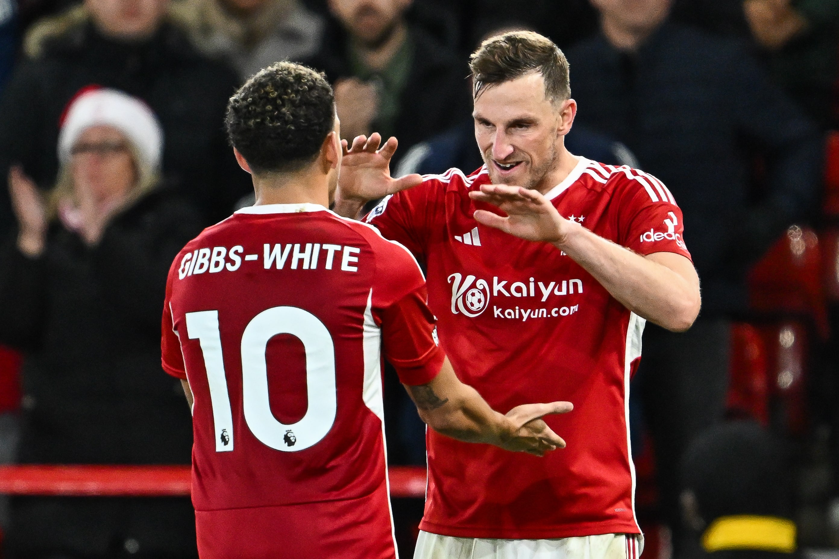 Chris Wood faz tr&ecirc;s, e Nottingham Forest sai do sufoco com virada sobre o Newcastle fora de casa