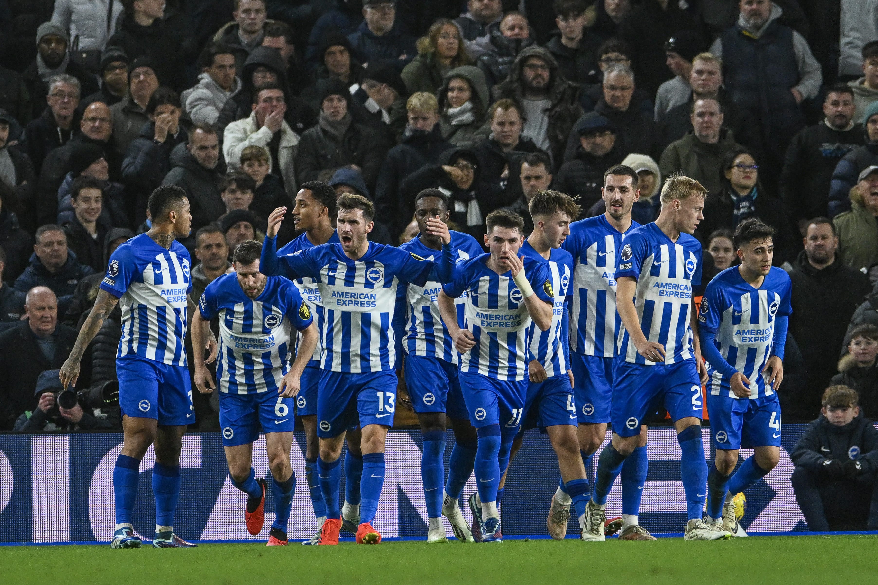 Brighton relembra futebol que encantou a Premier League e Tottenham &eacute; v&iacute;tima f&aacute;cil no Amex