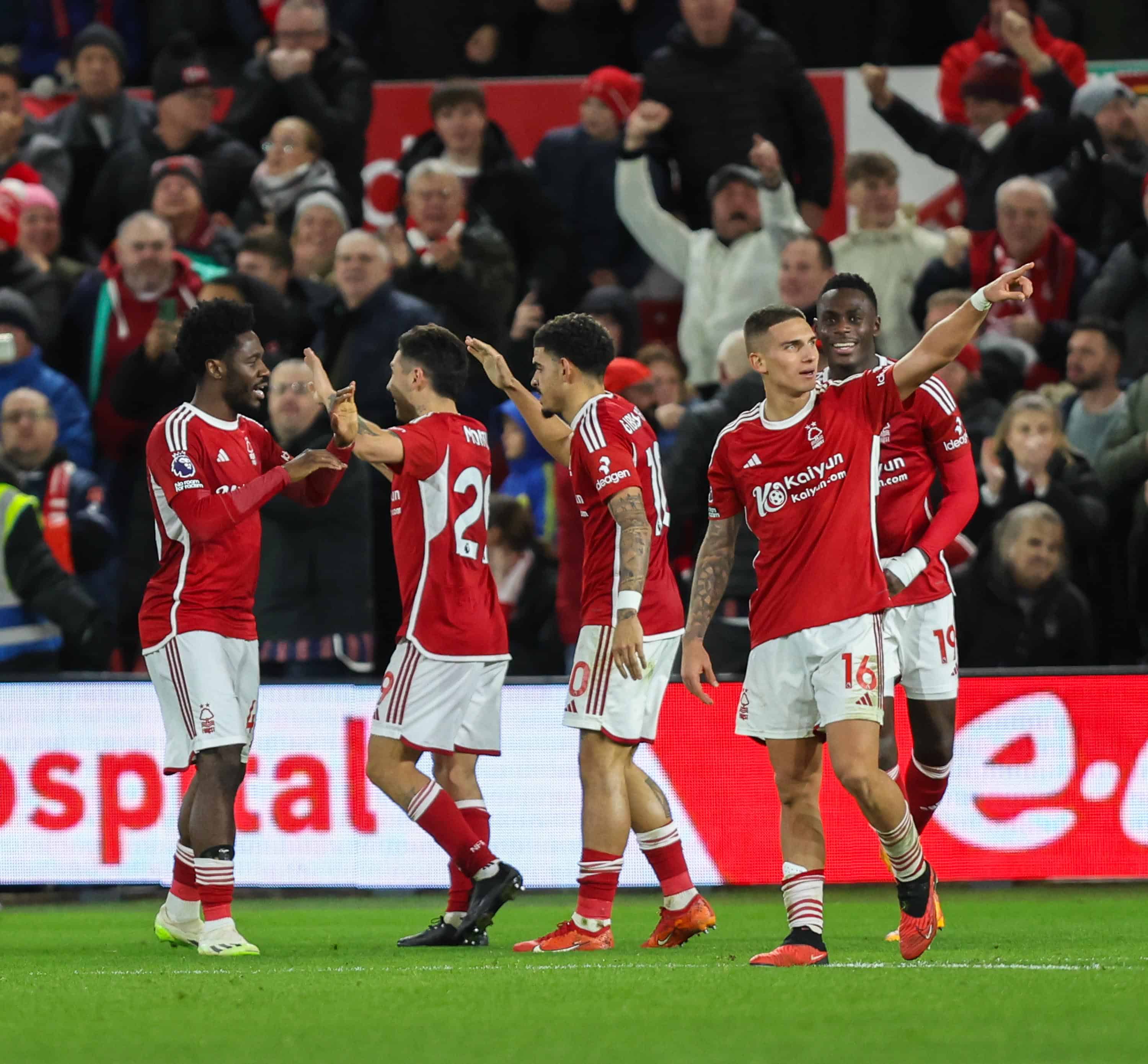 O bagun&ccedil;ado Manchester United fechou 2023 sucumbindo diante do novo Forest de Nuno Esp&iacute;rito Santo