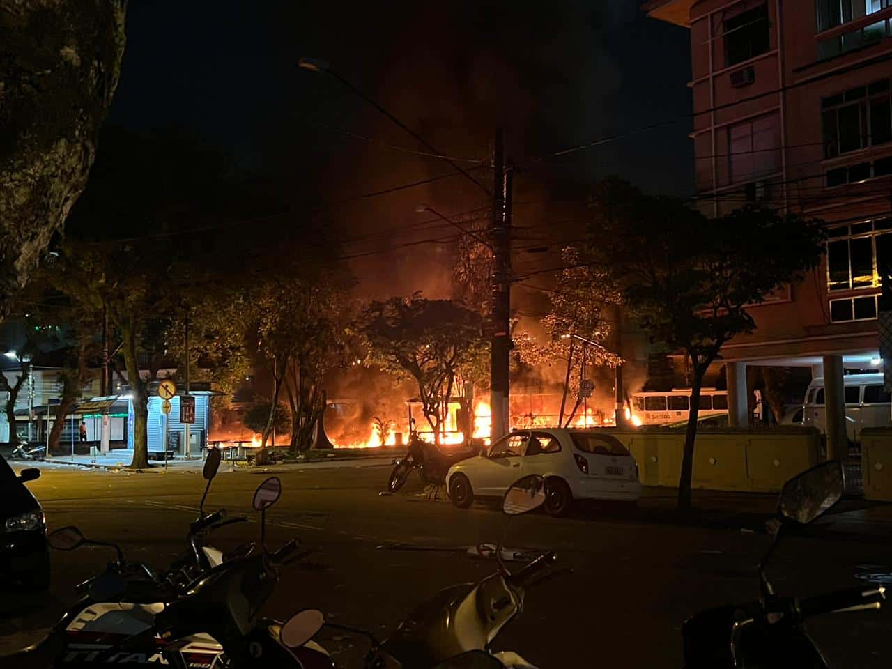 O terror n&atilde;o parou no rebaixamento: tentativas de invas&atilde;o, bombas e viol&ecirc;ncia marcam a noite do Santos