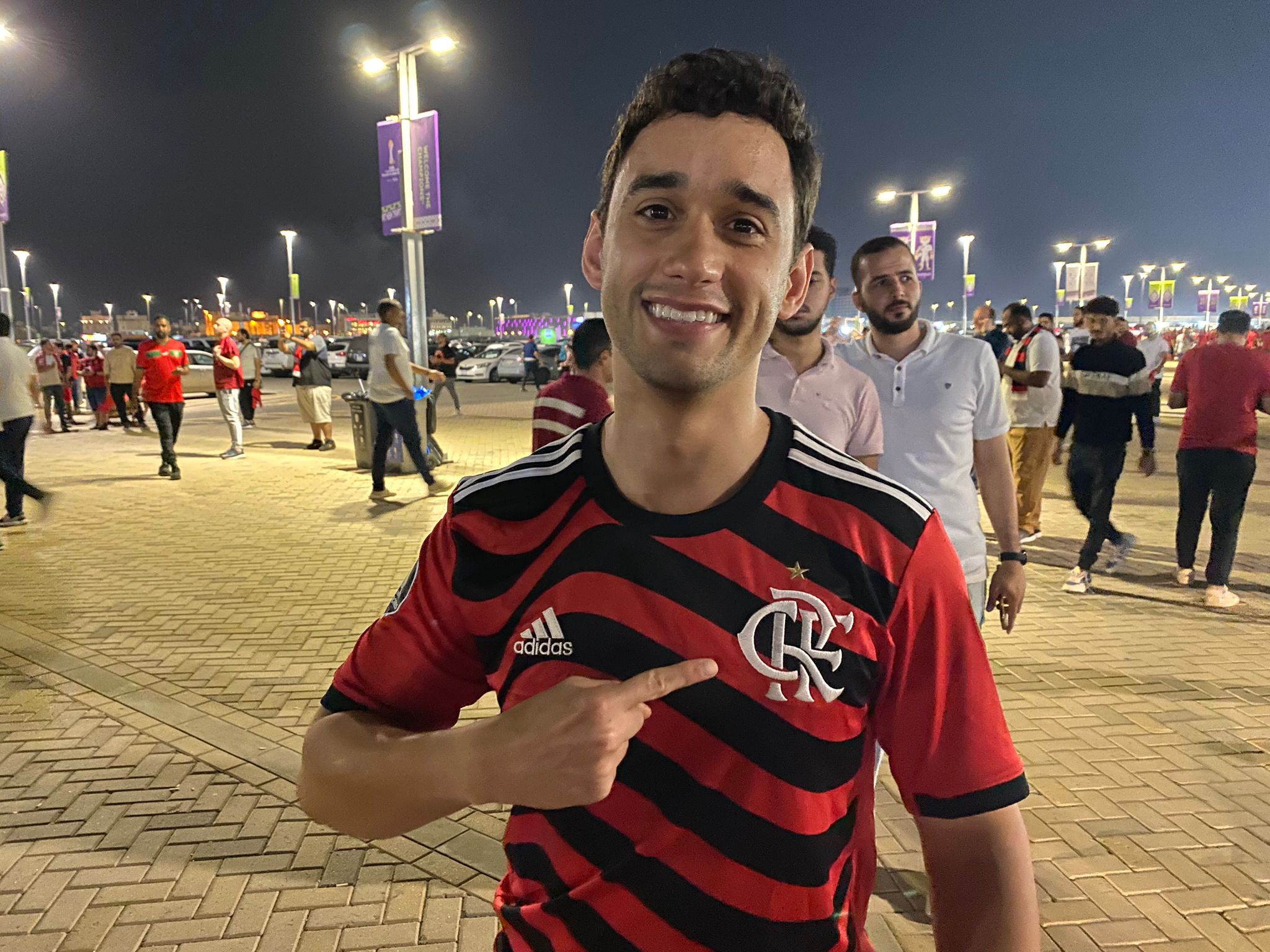 Flamenguista vai uniformizado ao jogo do Fluminense no Mundial: &lsquo;Vim para secar, n&eacute;?&rsquo;