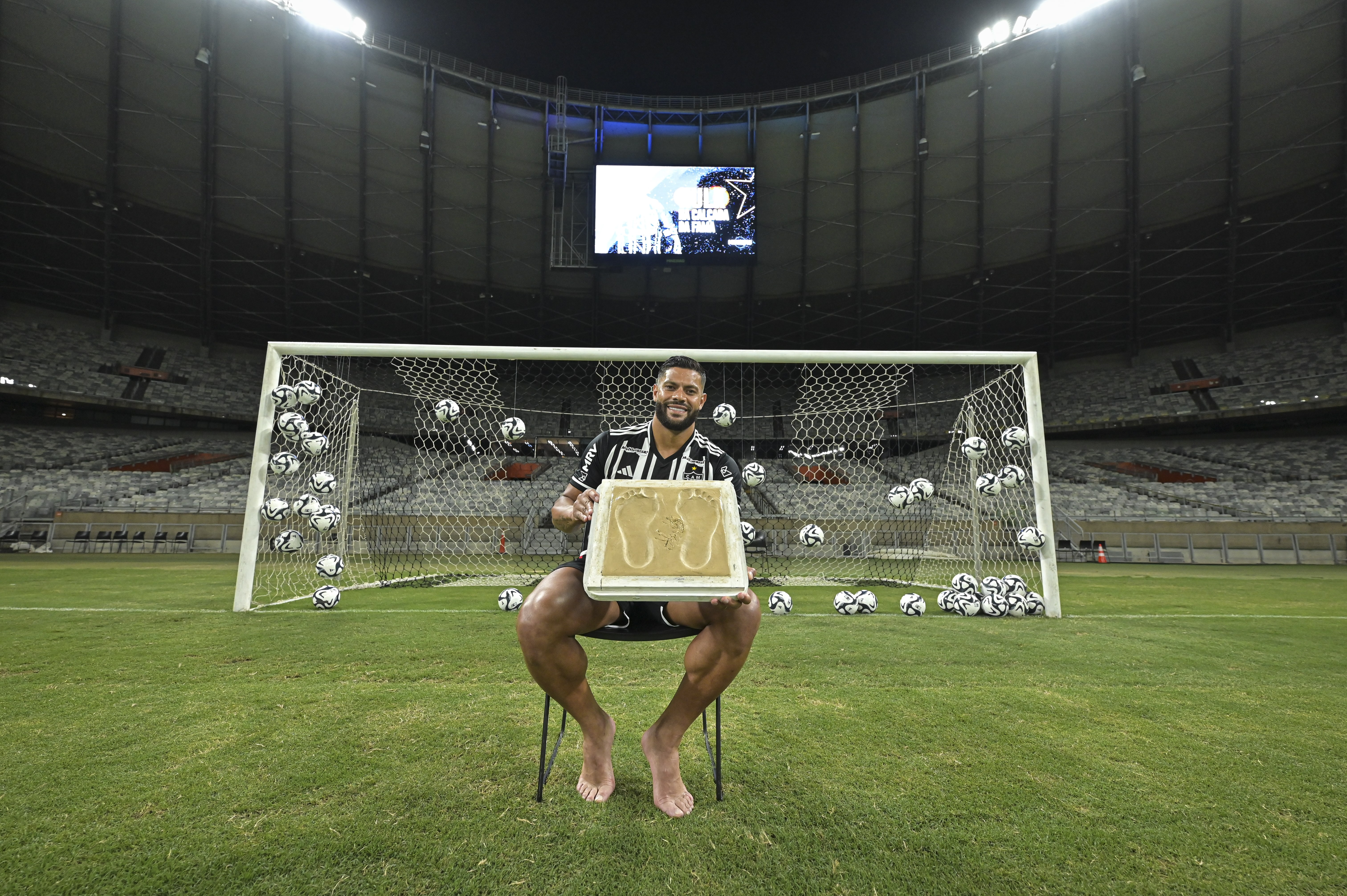 Com os p&eacute;s na cal&ccedil;ada da fama do Mineir&atilde;o, Hulk se eterniza ainda mais como um &iacute;dolo de Minas